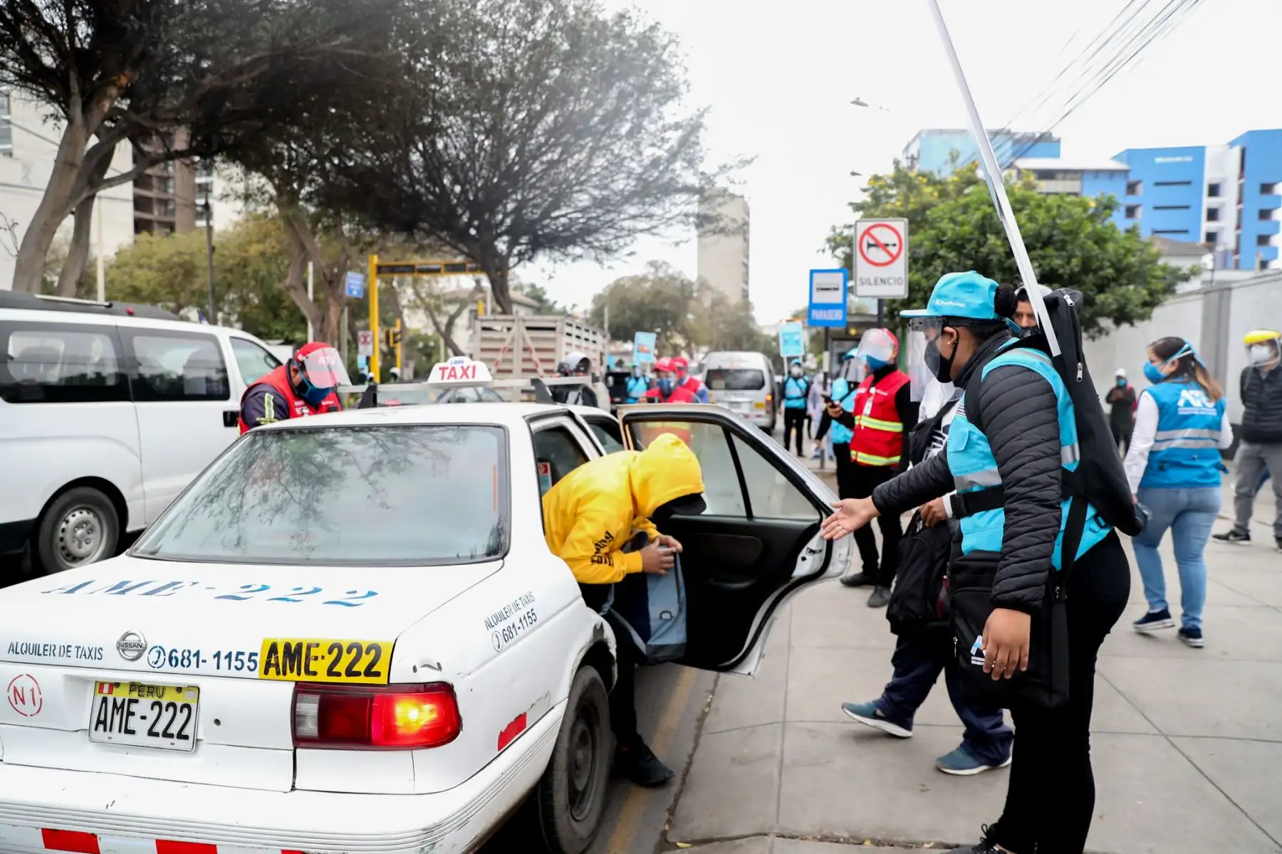 Equipo de fiscalizadores de la ATU ejecuta acciones de control al transporte urbano en el distrito de Miraflores, para fomentar el respeto a las normas de tránsito como parte de la Semana de la Educación Vial. Foto: ATU
