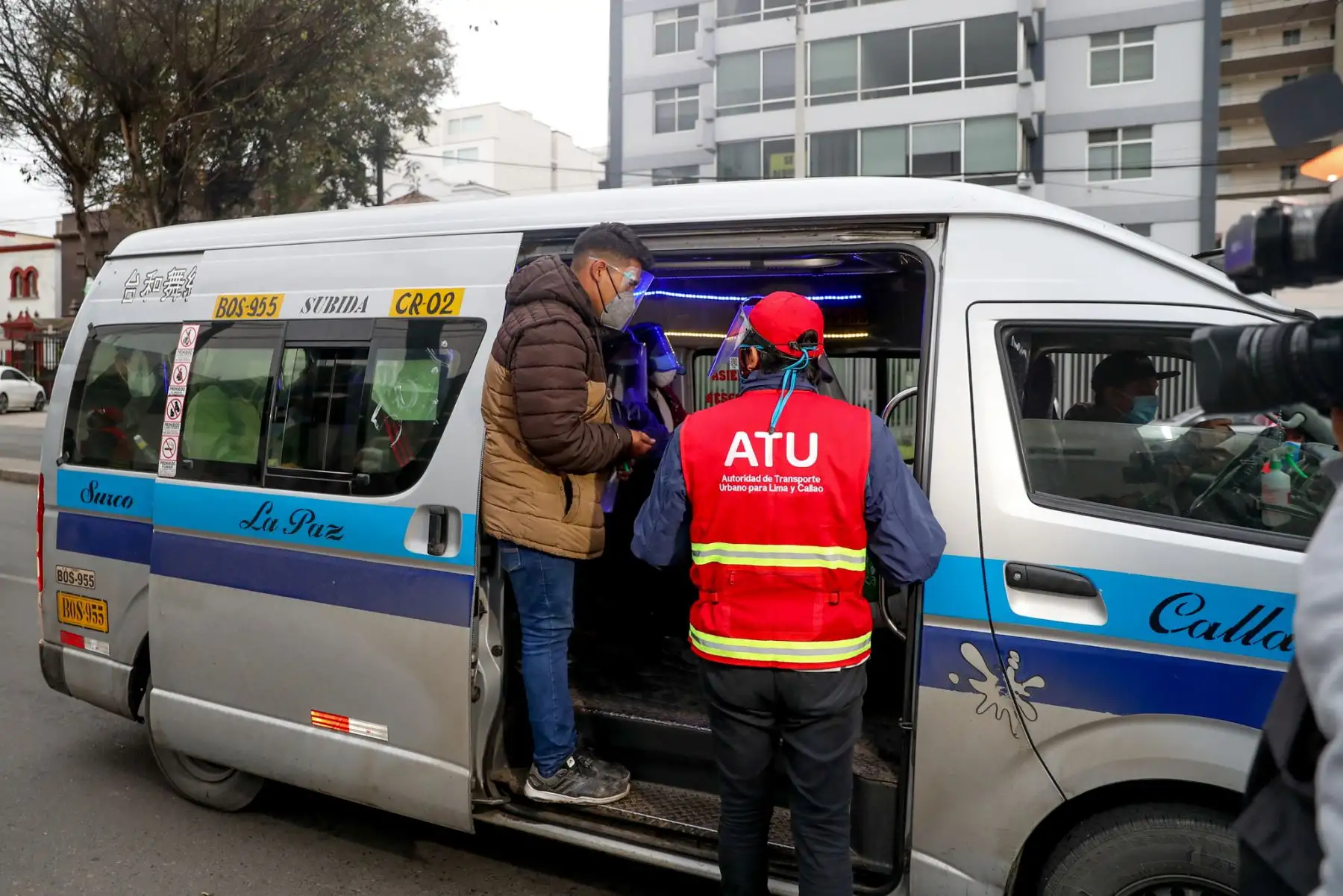 Equipo de fiscalizadores de la ATU ejecuta acciones de control al transporte urbano en el distrito de Miraflores, para fomentar el respeto a las normas de tránsito como parte de la Semana de la Educación Vial. Foto: ATU