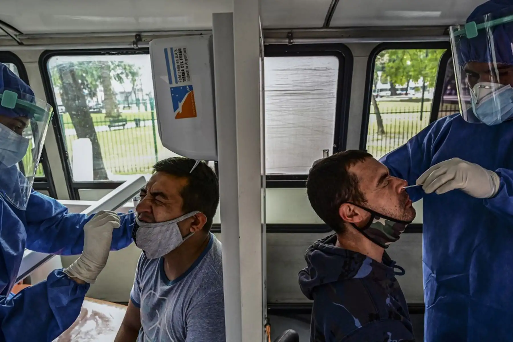 Dentistas argentinos, egresados de la Universidad de Buenos Aires (UBA), trabajan como voluntarios recolectando muestras para pruebas covid-19. Foto: AFP