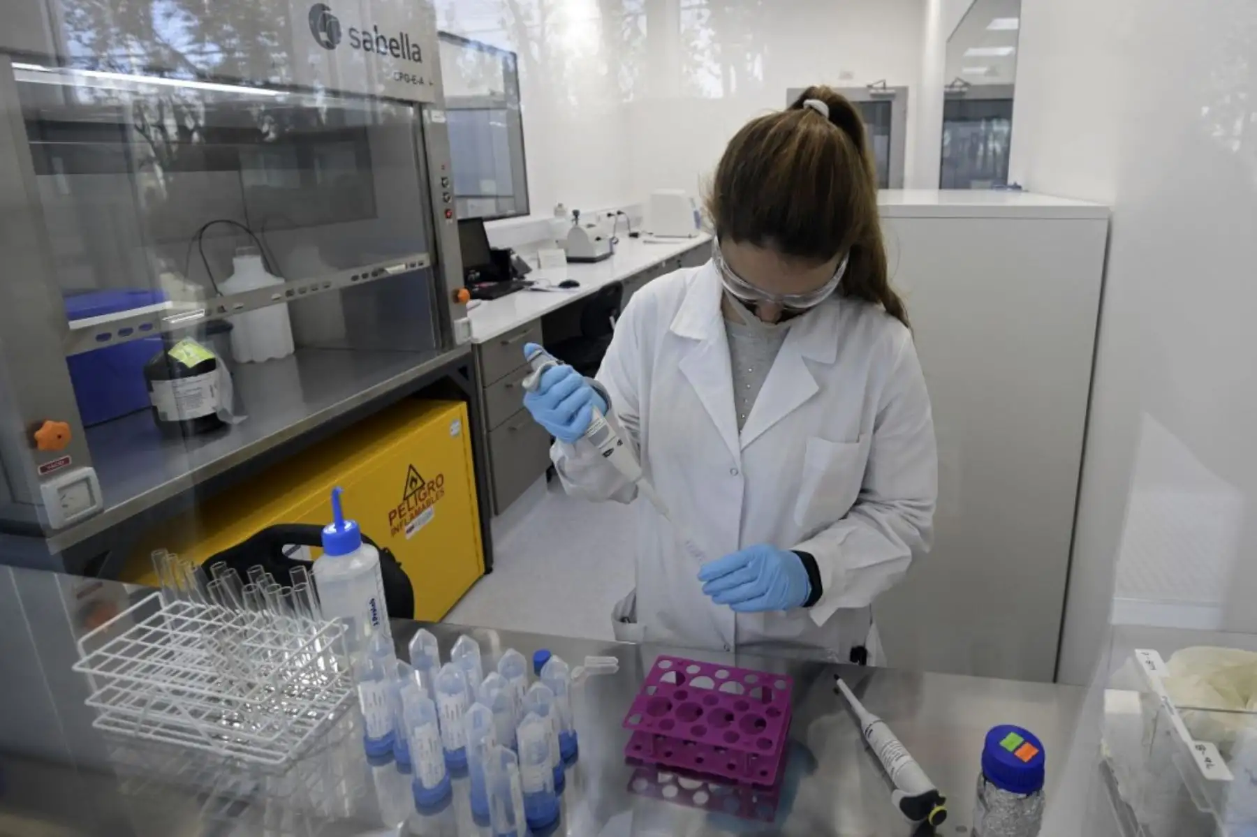 Una científica trabaja en la planta de laboratorio de anticuerpos monoclonales biosimilares mAbxience en Garín, provincia de Buenos Aires. Foto: AFP