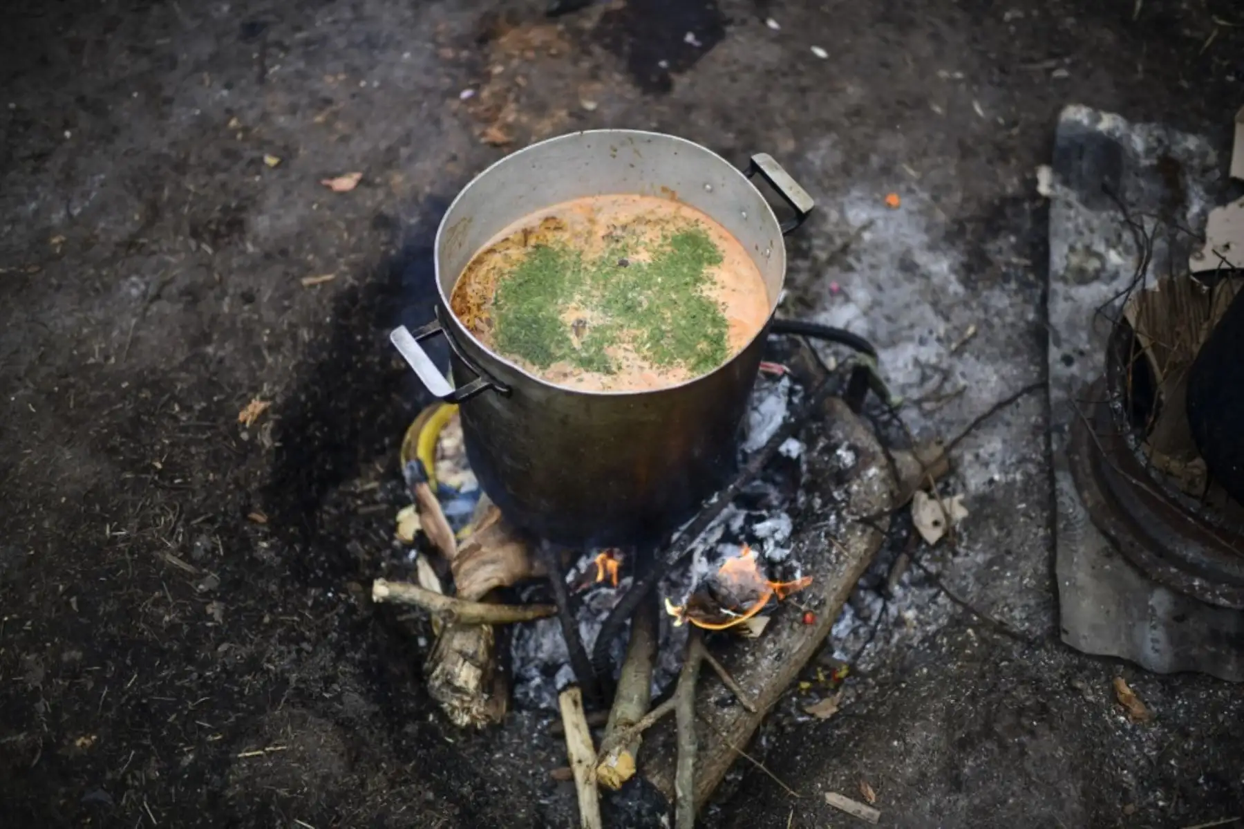 Una olla con sopa se ve en un terreno ocupado por personas sin hogar en las afueras de Guernica, en la provincia de Buenos Aires, al sur de la capital argentina. Foto: AFP