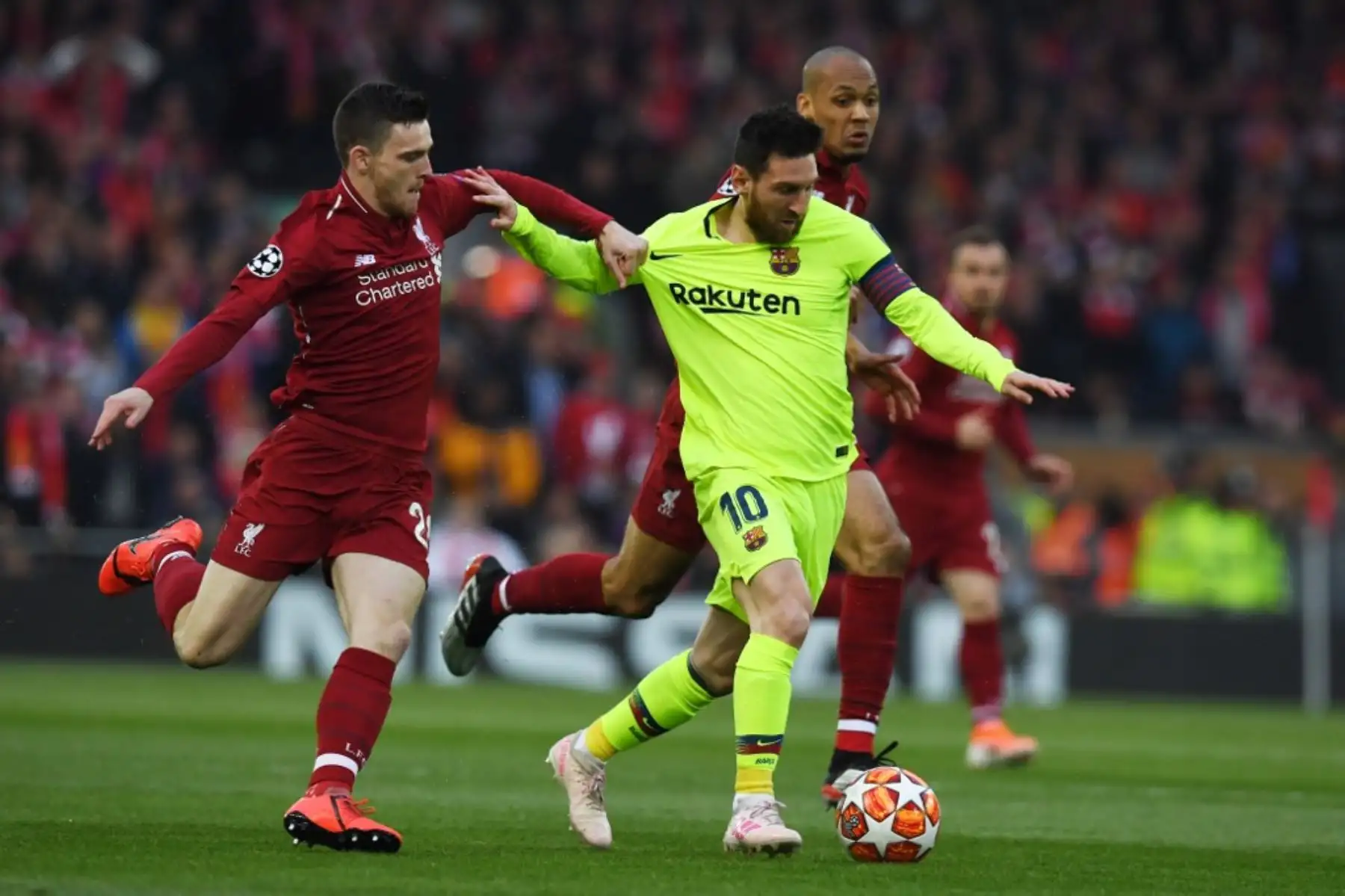 El delantero argentino del Barcelona Lionel Messi detiene al defensor escocés del Liverpool Andrew Robertson durante el partido de vuelta de la semifinal de la Liga de Campeones de la UEFA entre el Liverpool y el Barcelona en Anfield en Liverpool, noroeste de Inglaterra, el 7 de mayo de 2019. Foto: AFP