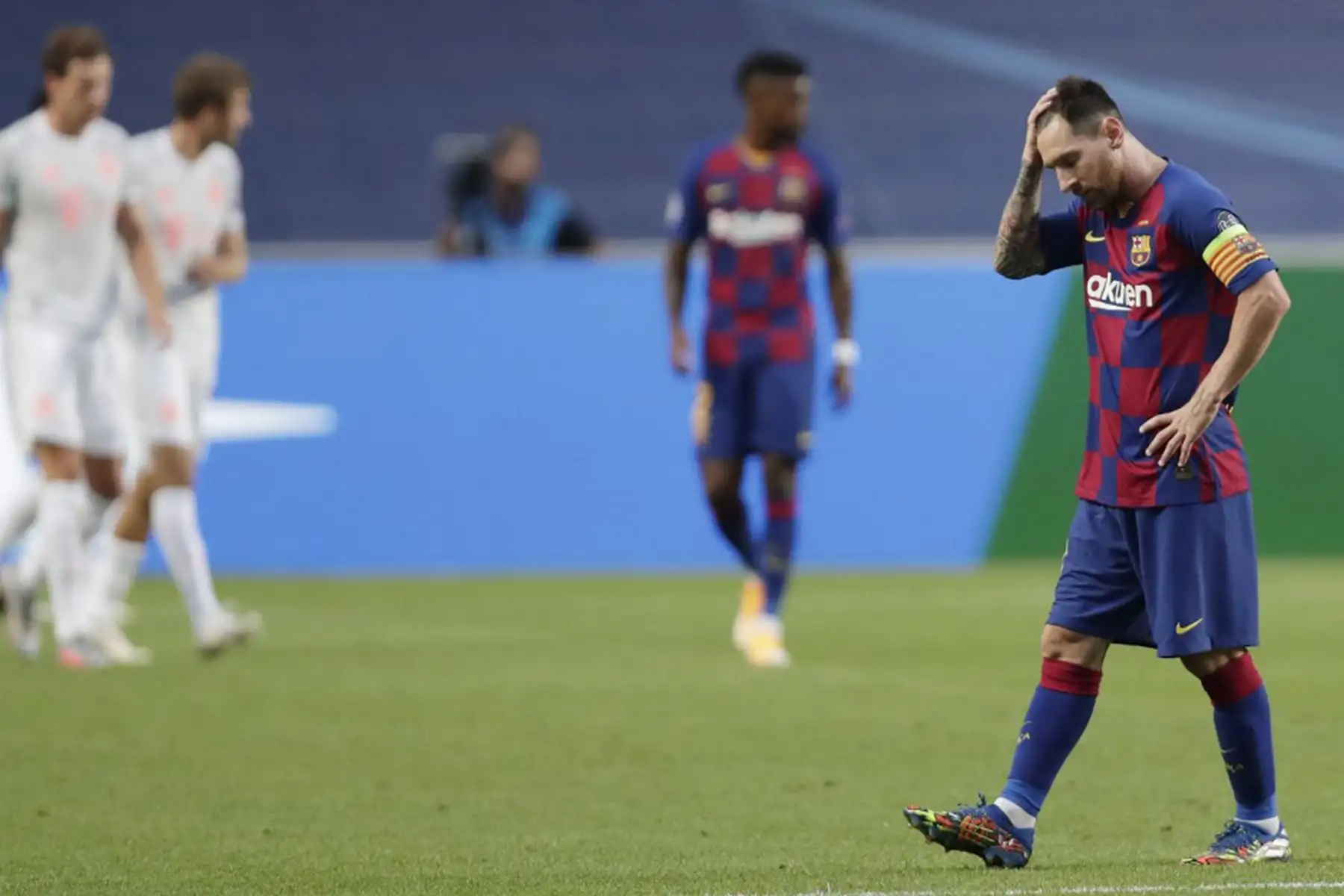 El último partido de Lionel Messi hasta la fecha con la camiseta del Barcelona. El jugador se lamenta por la derrota en el encuentro por los cuartos de final de la Champions League 2020 entre el Bayer de Munich y Barcelona. El partido terminó 8-2 a favor de los alemanes. Foto: AFP