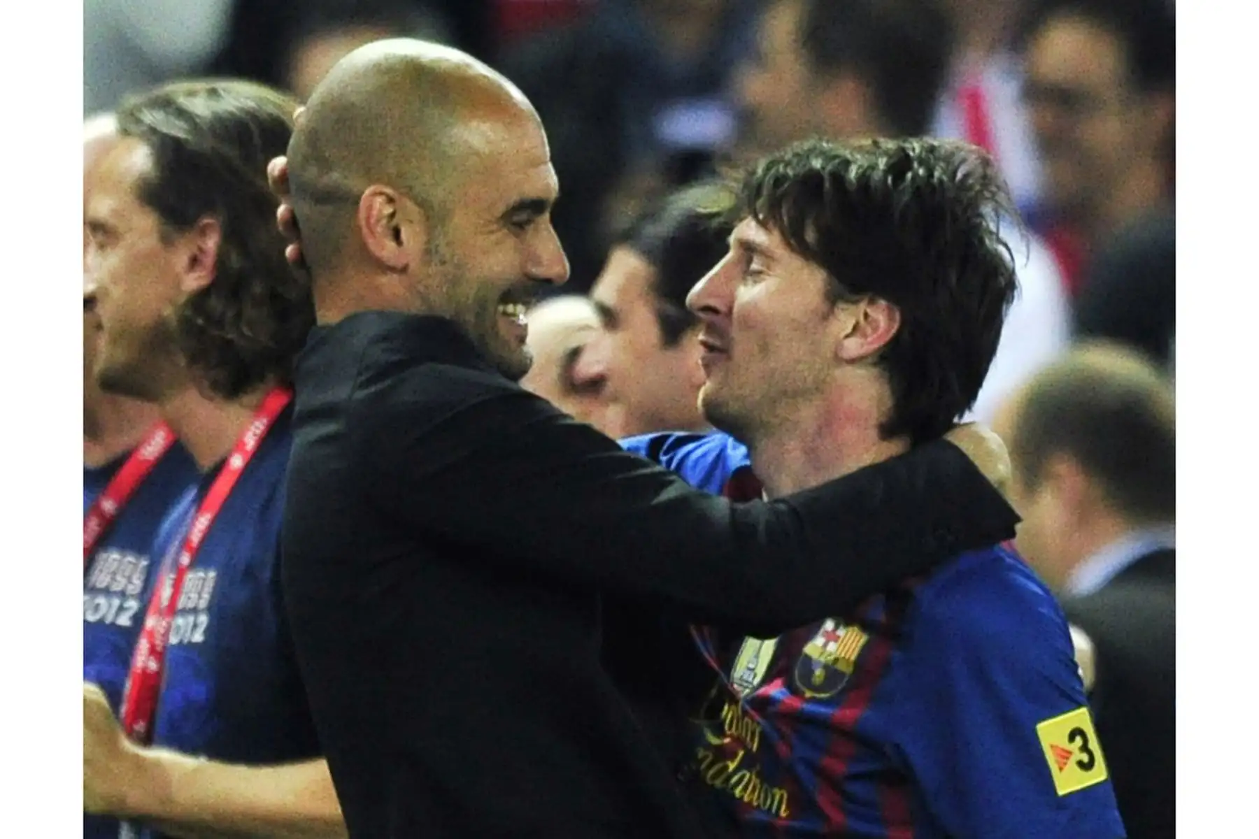 En esta foto de archivo tomada el 25 de mayo de 2012, el técnico del Barcelona Josep Guardiola abraza al delantero argentino del Barcelona Lionel Messi al final de la final de la Copa del Rey de España entre el Athletic de Bilbao y el FC Barcelona en el Vicente Calderón. Estadio de Madrid. Foto: AFP