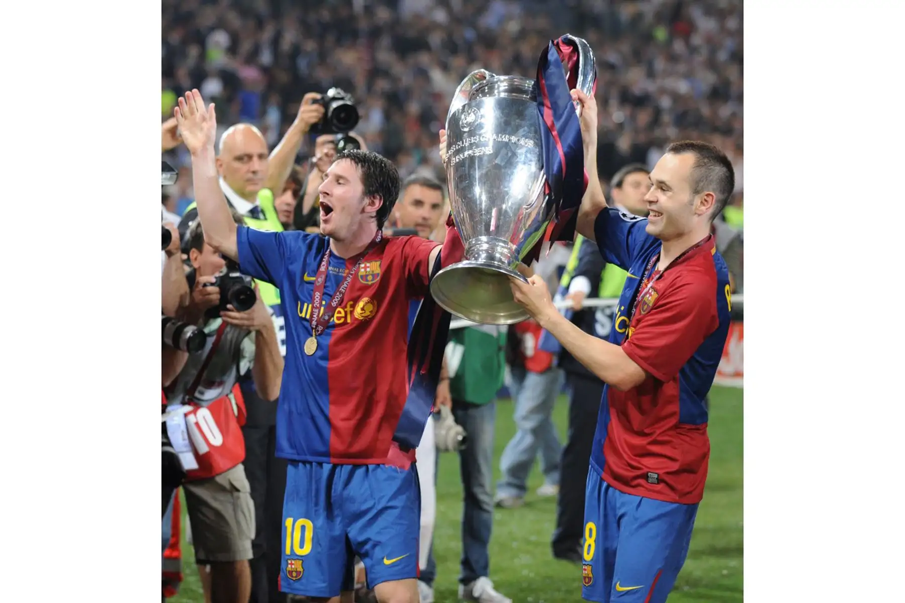 El delantero argentino del Barcelona Lionel Messi (izq.) y el mediocampista del Barcelona Andrés Iniesta (der.), celebran con la Copa de la Liga de Campeones después de la ceremonia de trofeos el 27 de mayo de 2009 en el Estadio Olímpico de Roma. El Barcelona derrotó al Manchester United por 2-0 en la final de la UEFA Champions League. Foto: AFP