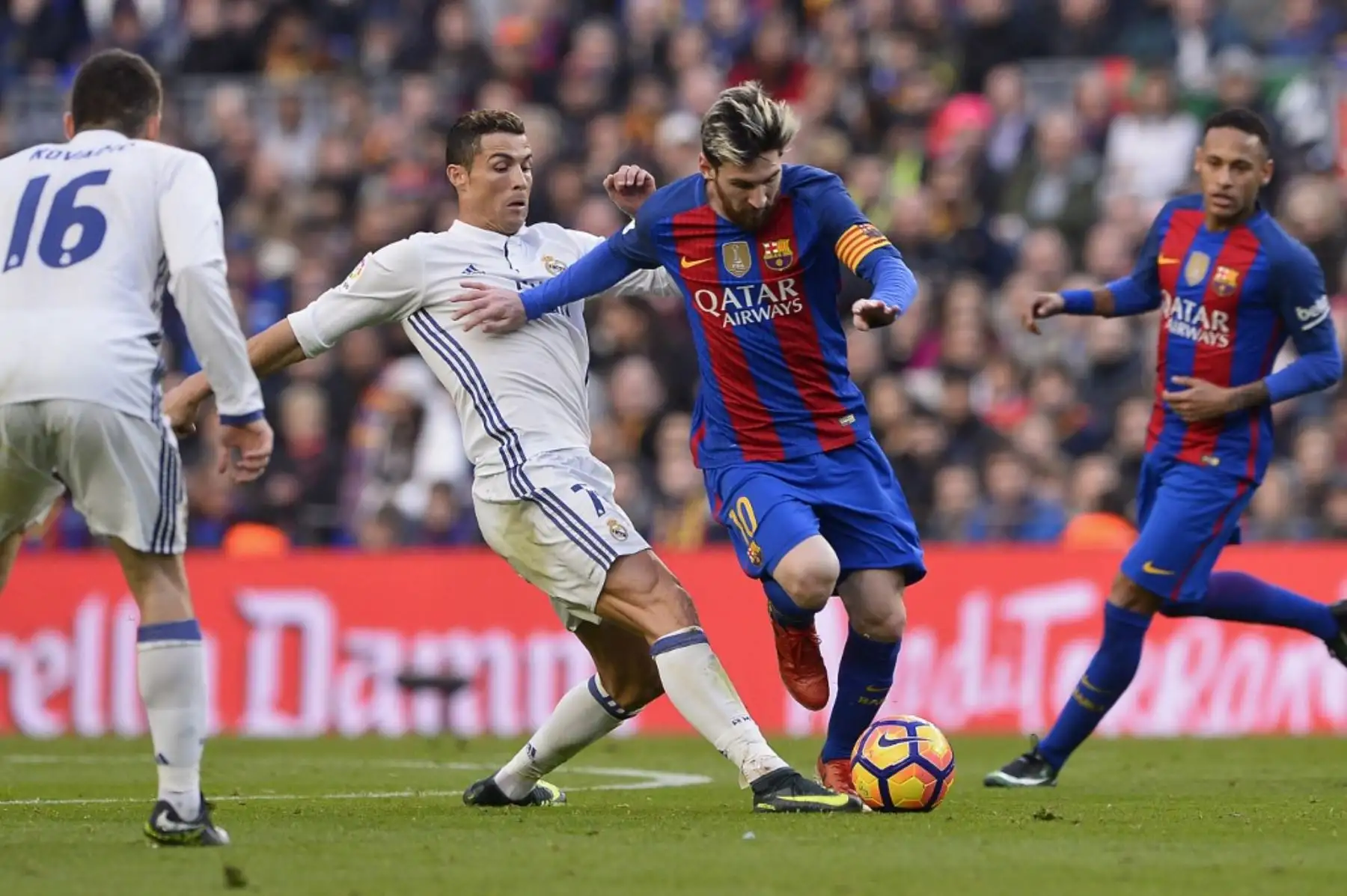 El delantero argentino del Barcelona Lionel Messi compite con el delantero portugués del Real Madrid Cristiano Ronaldo durante el partido de fútbol de la liga española FC Barcelona vs Real Madrid CF en el estadio Camp Nou de Barcelona el 3 de diciembre de 2016. Foto: AFP