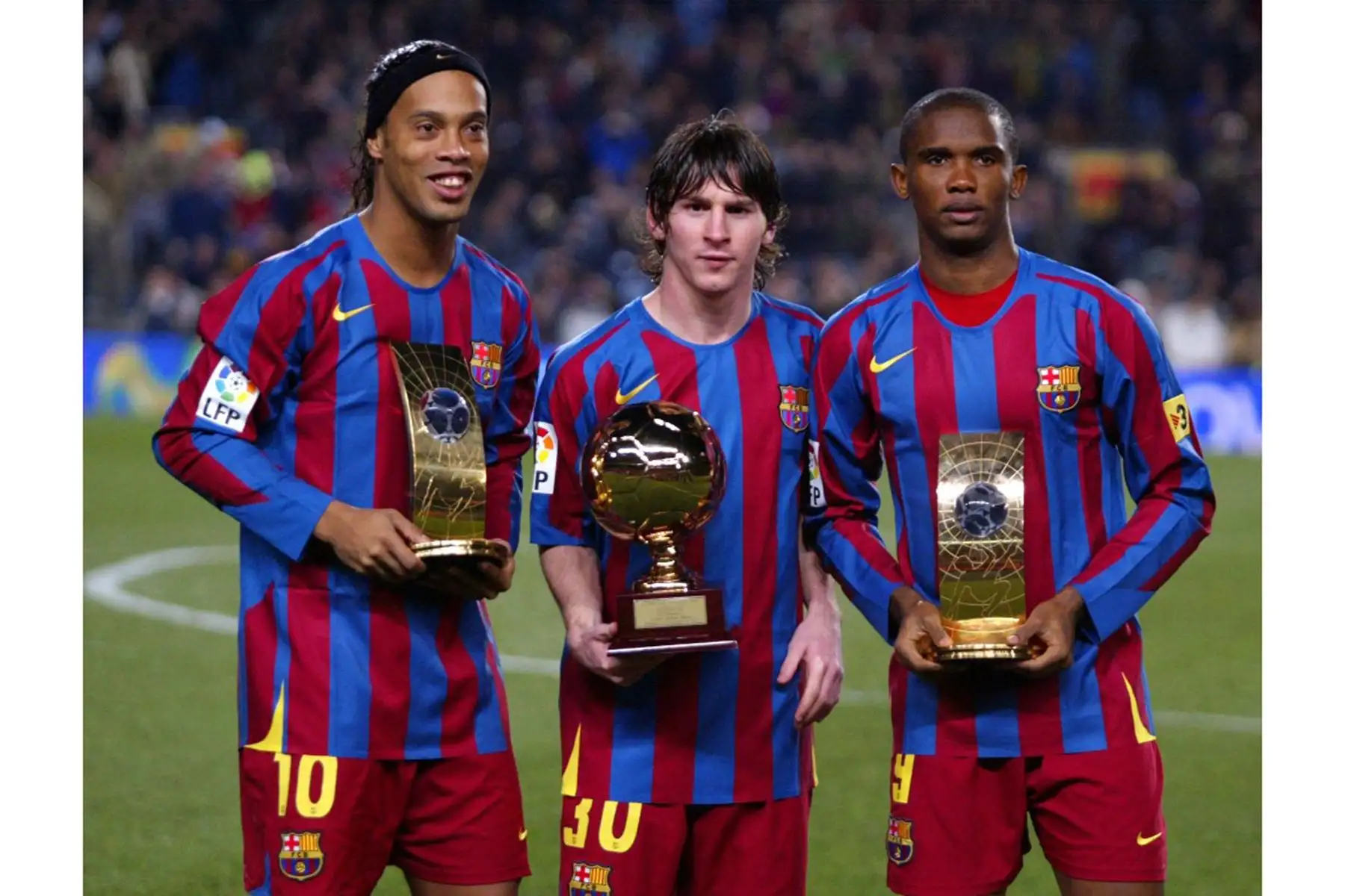 El brasileño Ronaldinho del FC Barcelona y Samuel Eto