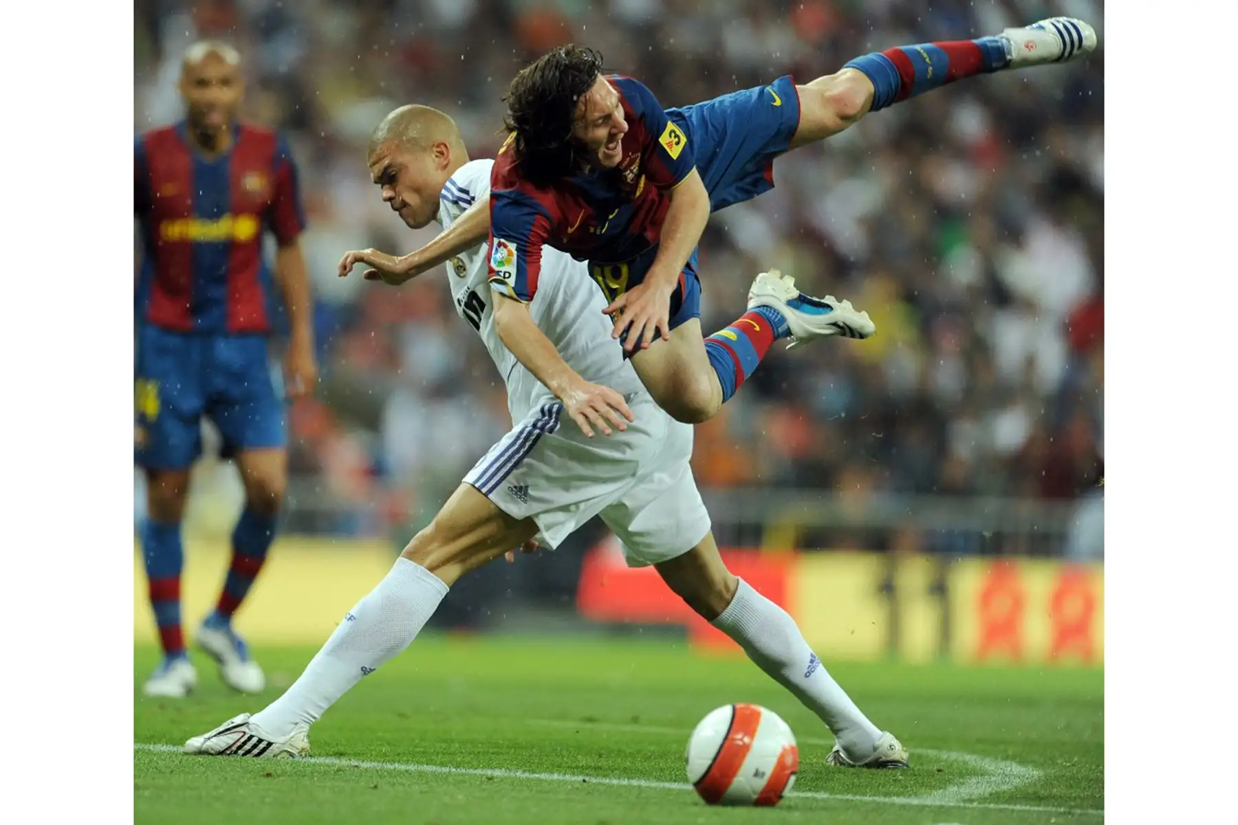 Lionel Messi (izq.) del Barcelona compite con Pepe (izq.) del Real Madrid durante un partido de fútbol de la liga española en el estadio Santiago Bernabeu el 7 de mayo de 2008. Foto: AFP