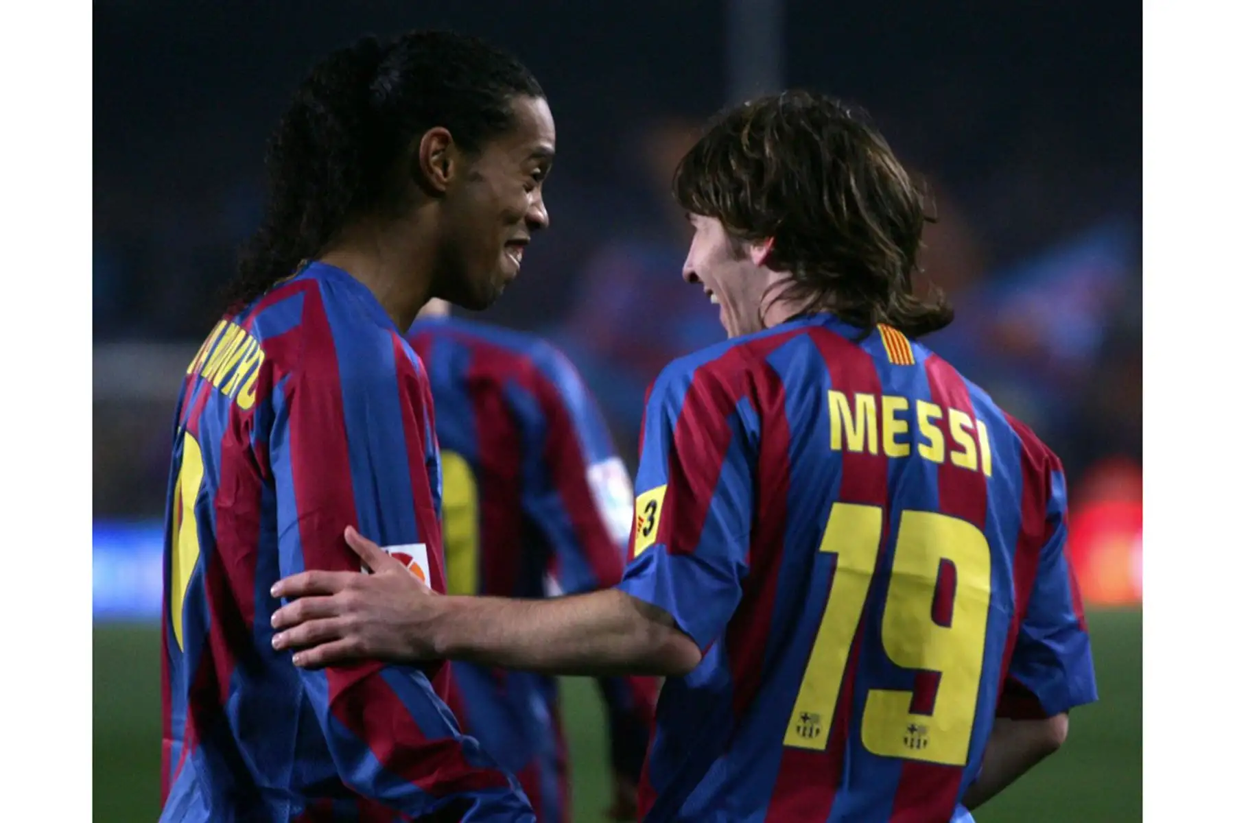 El argentino de Barcelona Leo Messi celebra con Ronaldinho tras anotar contra el Real Athletic durante su partido de fútbol de la Liga española en el estadio Camp Nou de Barcelona, el 15 de enero de 2006. Foto: AFP
