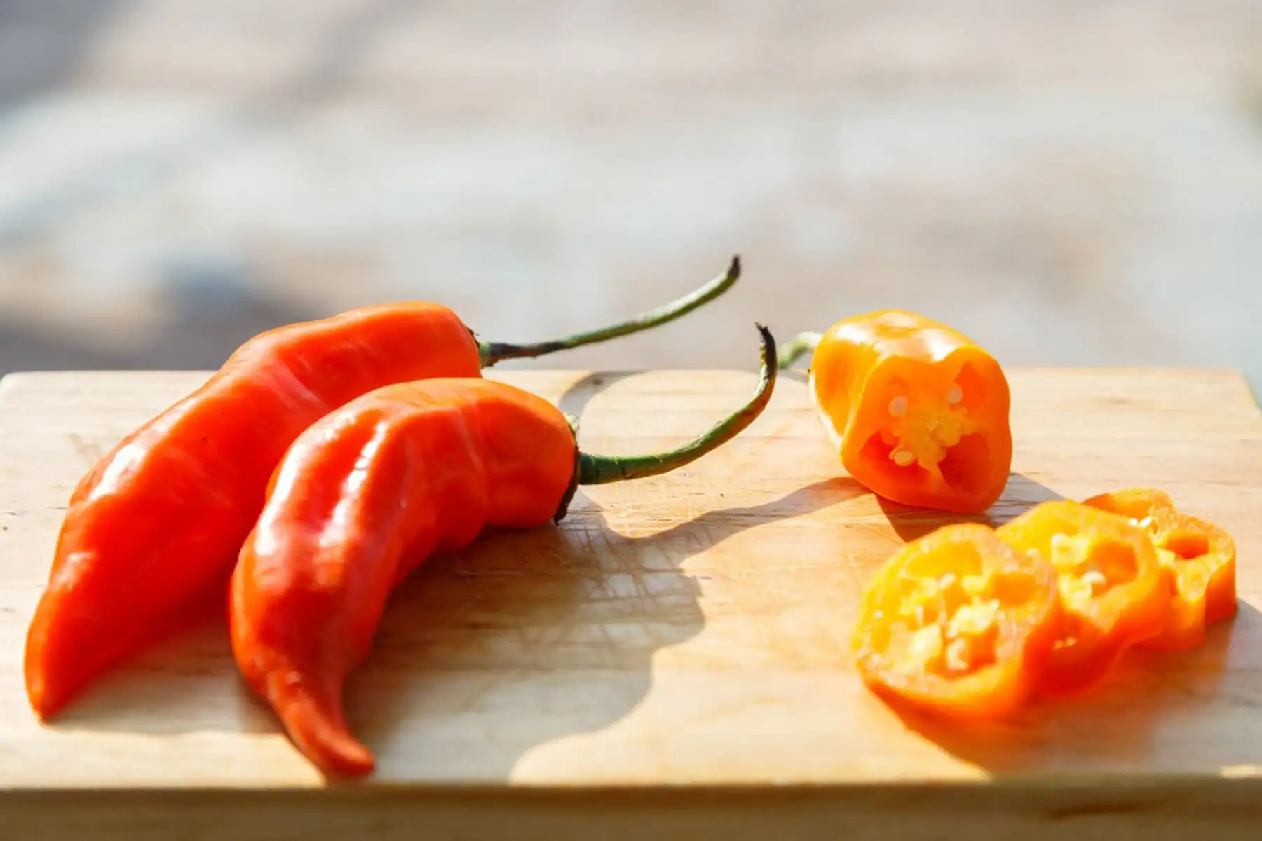 Con motivo del Día Nacional de los Ajíes, Agro Rural, unidad ejecutora del Ministerio de Agricultura y Riego, informó que alrededor de 40 toneladas de diversas variedades de ají, rocoto y pimiento fueron comercializadas en los Mercados Minagri De la Chacra a la Olla en todo el país, como un importante complemento para los productos de primera de necesidad ofrecidos a las familias locales. Foto: Minagri