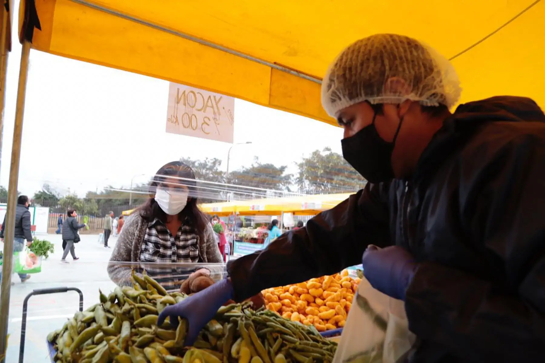 Con motivo del Día Nacional de los Ajíes, Agro Rural, unidad ejecutora del Ministerio de Agricultura y Riego, informó que alrededor de 40 toneladas de diversas variedades de ají, rocoto y pimiento fueron comercializadas en los Mercados Minagri De la Chacra a la Olla en todo el país, como un importante complemento para los productos de primera de necesidad ofrecidos a las familias locales. Foto: Minagri