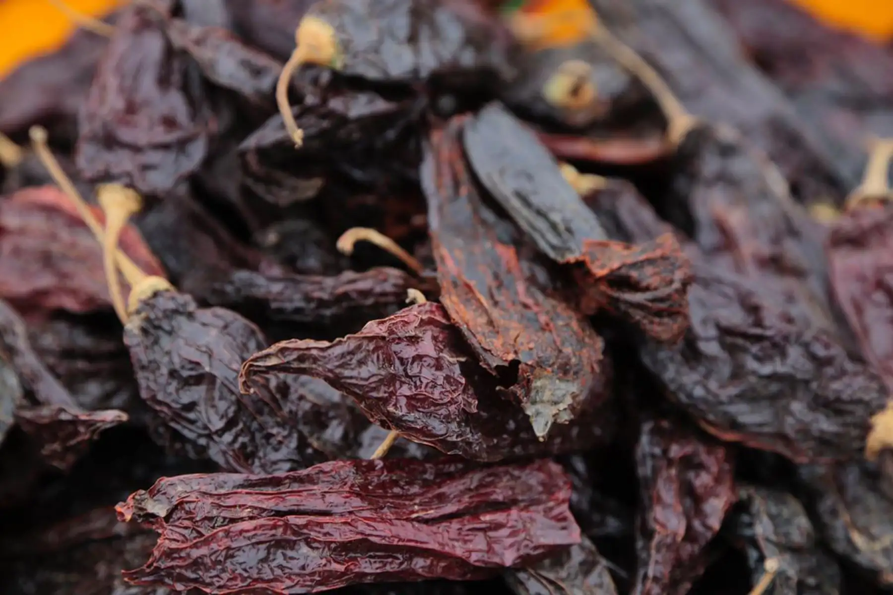 Con motivo del Día Nacional de los Ajíes, Agro Rural, unidad ejecutora del Ministerio de Agricultura y Riego, informó que alrededor de 40 toneladas de diversas variedades de ají, rocoto y pimiento fueron comercializadas en los Mercados Minagri De la Chacra a la Olla en todo el país, como un importante complemento para los productos de primera de necesidad ofrecidos a las familias locales. Foto: Minagri