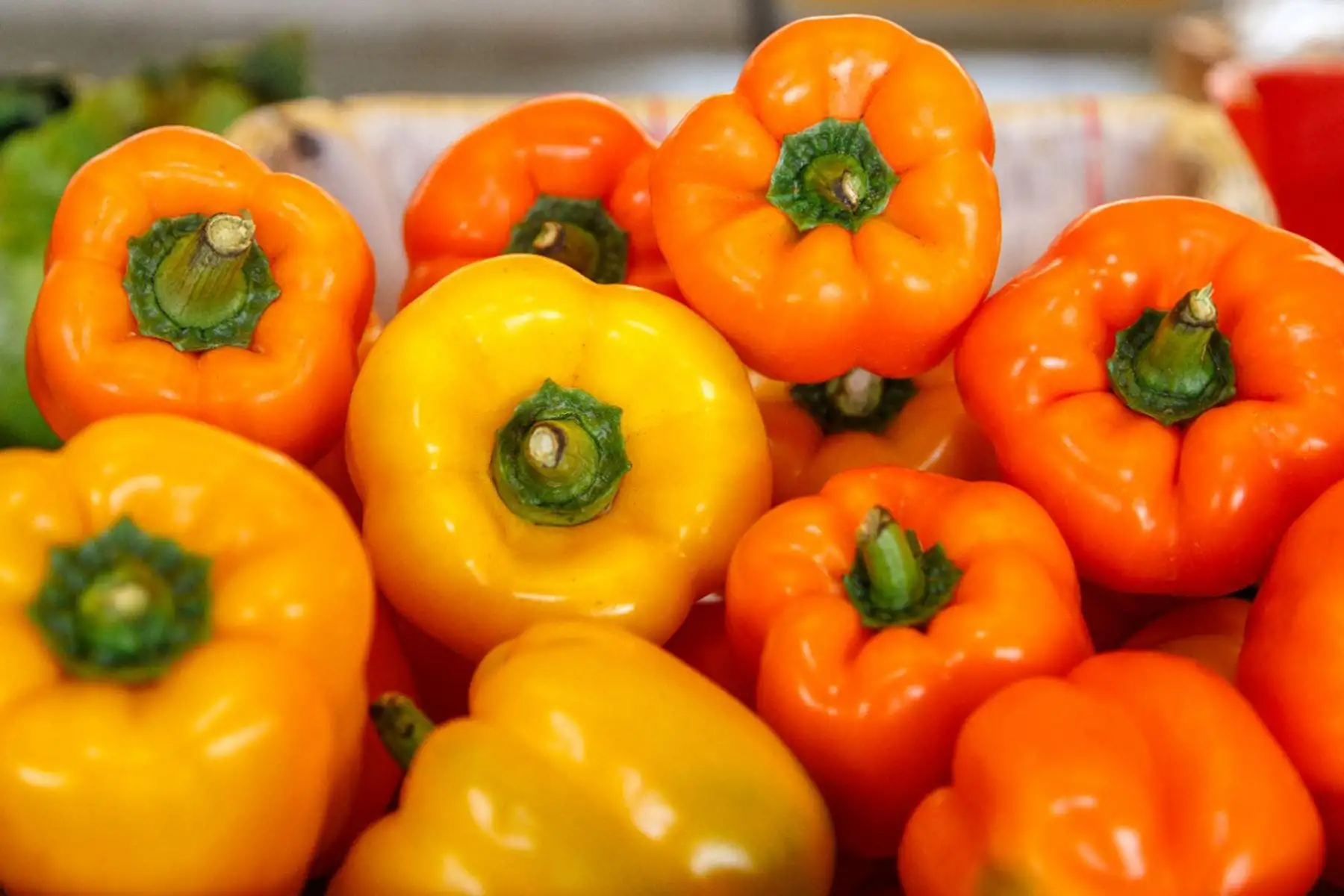 Con motivo del Día Nacional de los Ajíes, Agro Rural, unidad ejecutora del Ministerio de Agricultura y Riego, informó que alrededor de 40 toneladas de diversas variedades de ají, rocoto y pimiento fueron comercializadas en los Mercados Minagri De la Chacra a la Olla en todo el país, como un importante complemento para los productos de primera de necesidad ofrecidos a las familias locales. Foto: Minagri
