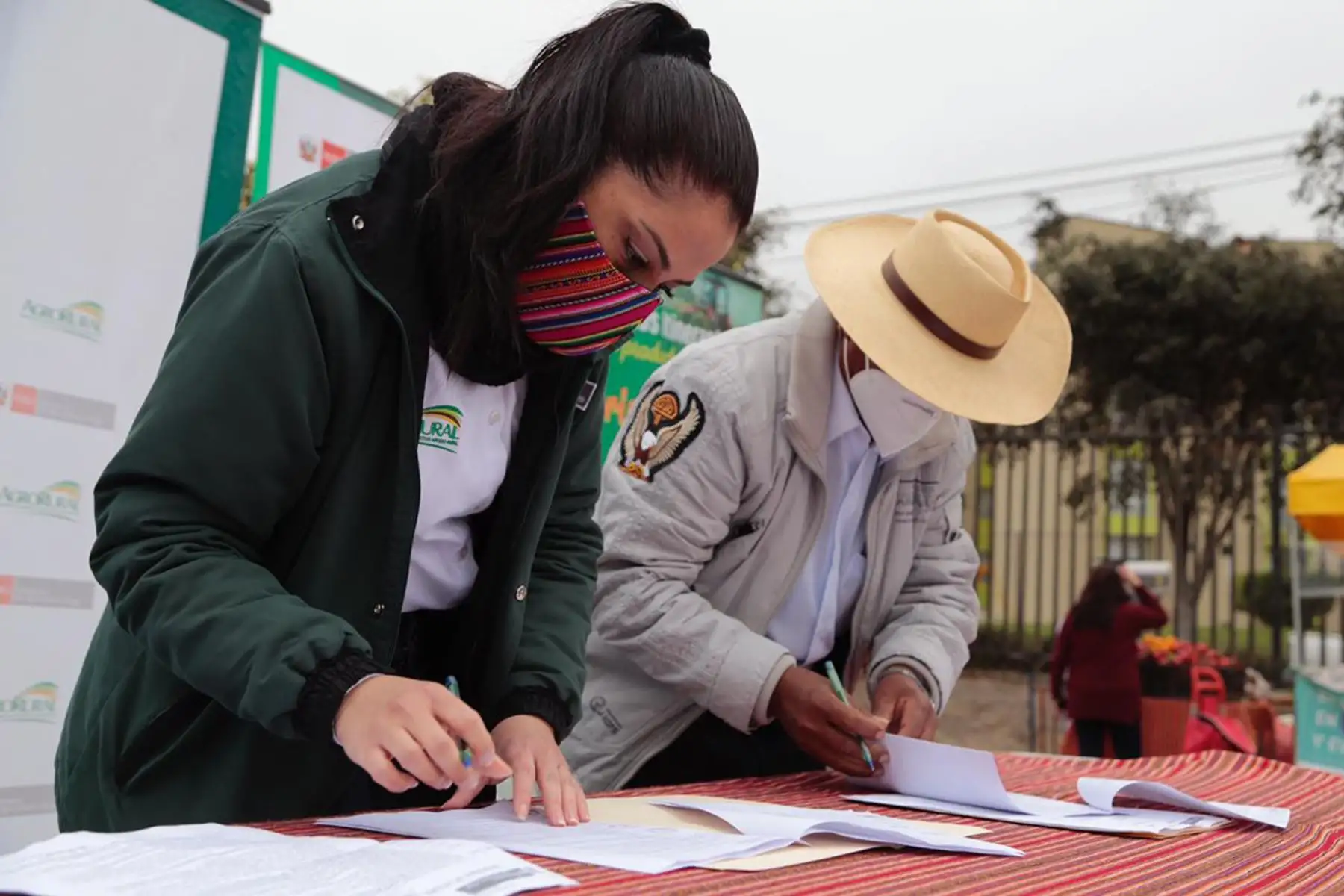 Con motivo del Día Nacional de los Ajíes, Agro Rural, unidad ejecutora del Ministerio de Agricultura y Riego, informó que alrededor de 40 toneladas de diversas variedades de ají, rocoto y pimiento fueron comercializadas en los Mercados Minagri De la Chacra a la Olla en todo el país, como un importante complemento para los productos de primera de necesidad ofrecidos a las familias locales. Foto: Minagri
