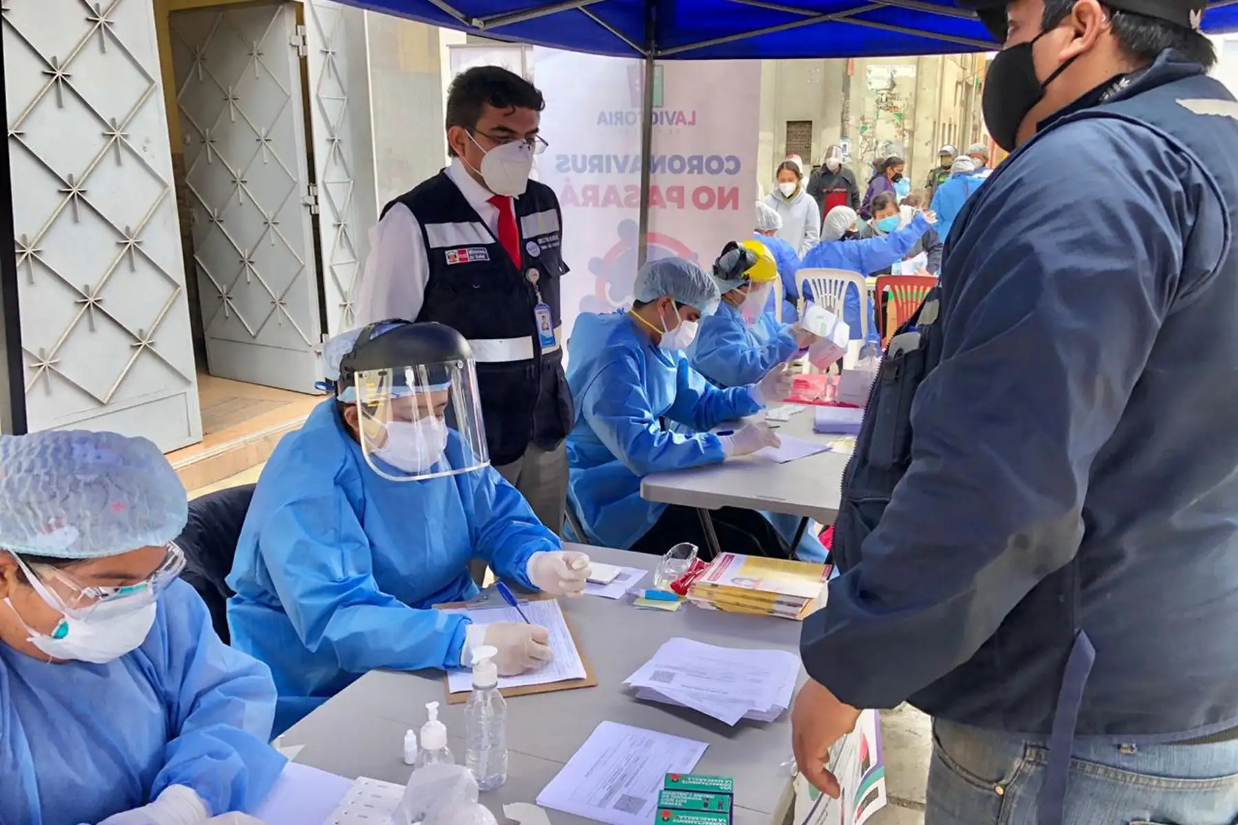 DIRIS Lima Centro atiende a más de 400 vecinos de El Porvenir, en La Victoria. Se realiza descarte de  covid-19, salud bucal, atención en salud mental, despistaje de VIH, vacunación a niños menores de 5 años, descarte y tratamiento de anemia, entre otros. Foto: Diris Lima Centro