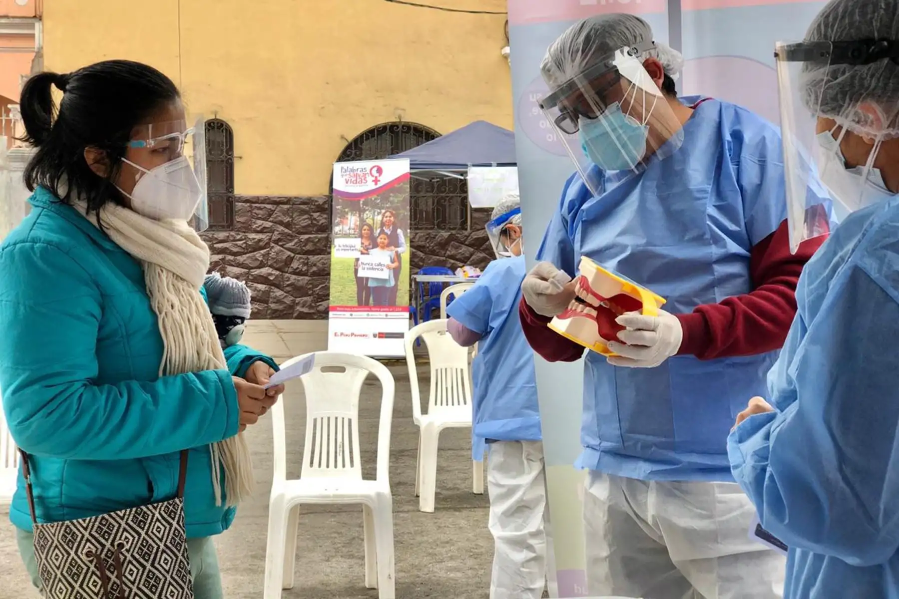 DIRIS Lima Centro atiende a más de 400 vecinos de El Porvenir, en La Victoria. Se realiza descarte de  covid-19, salud bucal, atención en salud mental, despistaje de VIH, vacunación a niños menores de 5 años, descarte y tratamiento de anemia, entre otros. Foto: Diris Lima Centro