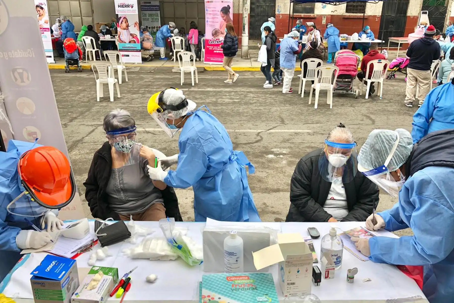 DIRIS Lima Centro atiende a más de 400 vecinos de El Porvenir, en La Victoria. Se realiza descarte de  covid-19, salud bucal, atención en salud mental, despistaje de VIH, vacunación a niños menores de 5 años, descarte y tratamiento de anemia, entre otros. Foto: Diris Lima Centro