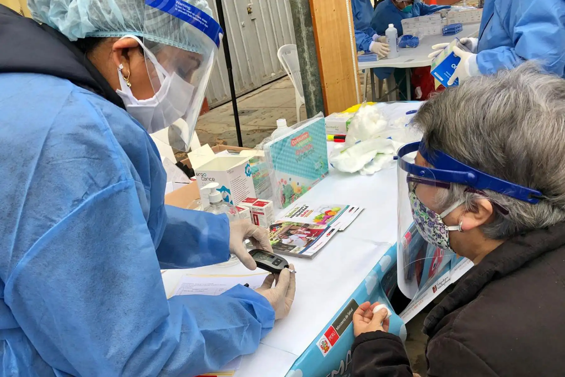DIRIS Lima Centro atiende a más de 400 vecinos de El Porvenir, en La Victoria. Se realiza descarte de  covid-19, salud bucal, atención en salud mental, despistaje de VIH, vacunación a niños menores de 5 años, descarte y tratamiento de anemia, entre otros. Foto: Diris Lima Centro