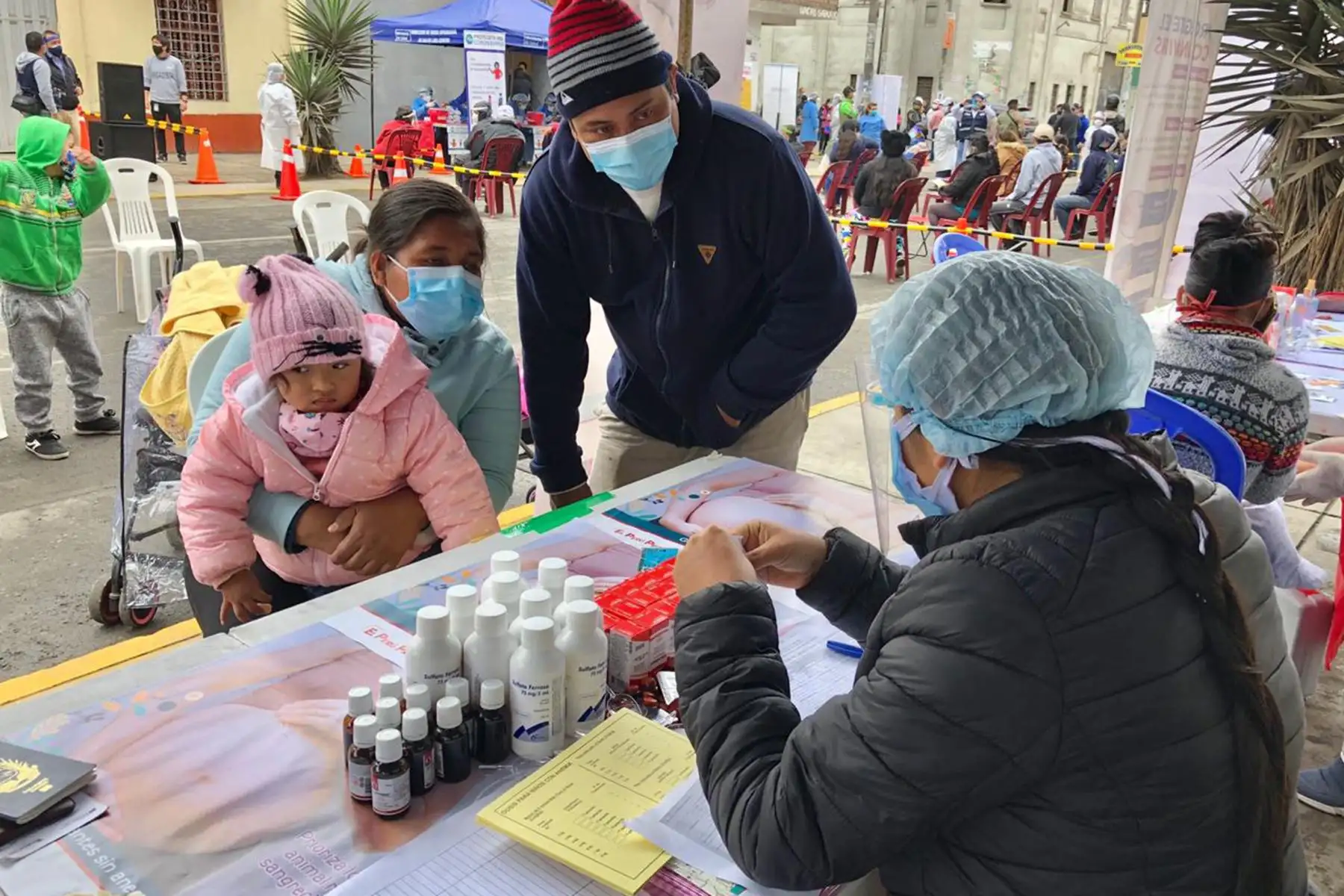 DIRIS Lima Centro atiende a más de 400 vecinos de El Porvenir, en La Victoria. Se realiza descarte de  covid-19, salud bucal, atención en salud mental, despistaje de VIH, vacunación a niños menores de 5 años, descarte y tratamiento de anemia, entre otros. Foto: Diris Lima Centro