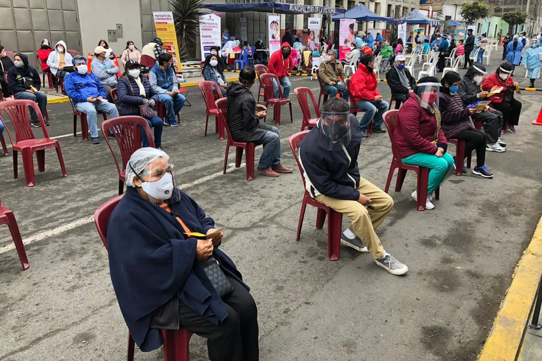 DIRIS Lima Centro atiende a más de 400 vecinos de El Porvenir, en La Victoria. Se realiza descarte de  covid-19, salud bucal, atención en salud mental, despistaje de VIH, vacunación a niños menores de 5 años, descarte y tratamiento de anemia, entre otros. Foto: Diris Lima Centro