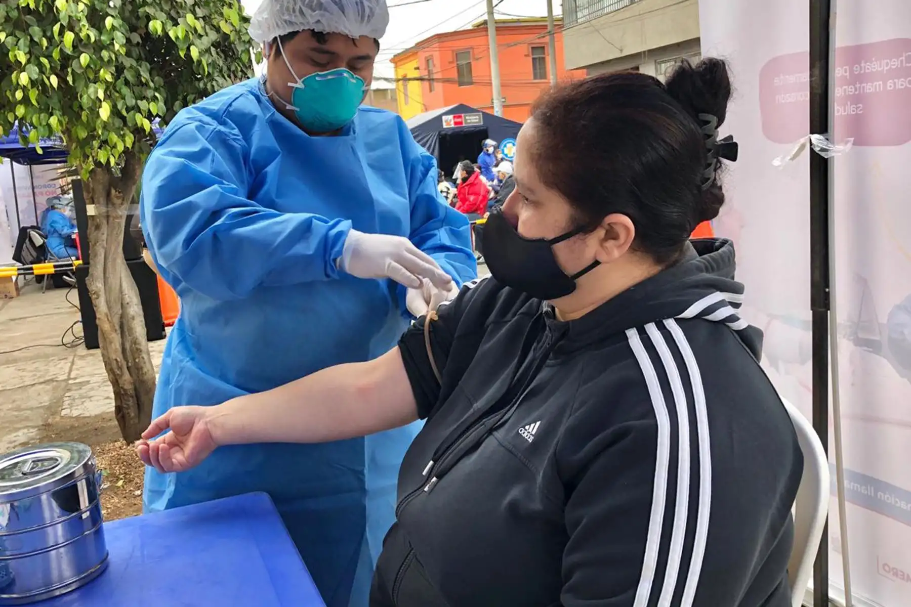 DIRIS Lima Centro atiende a más de 400 vecinos de El Porvenir, en La Victoria. Se realiza descarte de  covid-19, salud bucal, atención en salud mental, despistaje de VIH, vacunación a niños menores de 5 años, descarte y tratamiento de anemia, entre otros. Foto: Diris Lima Centro