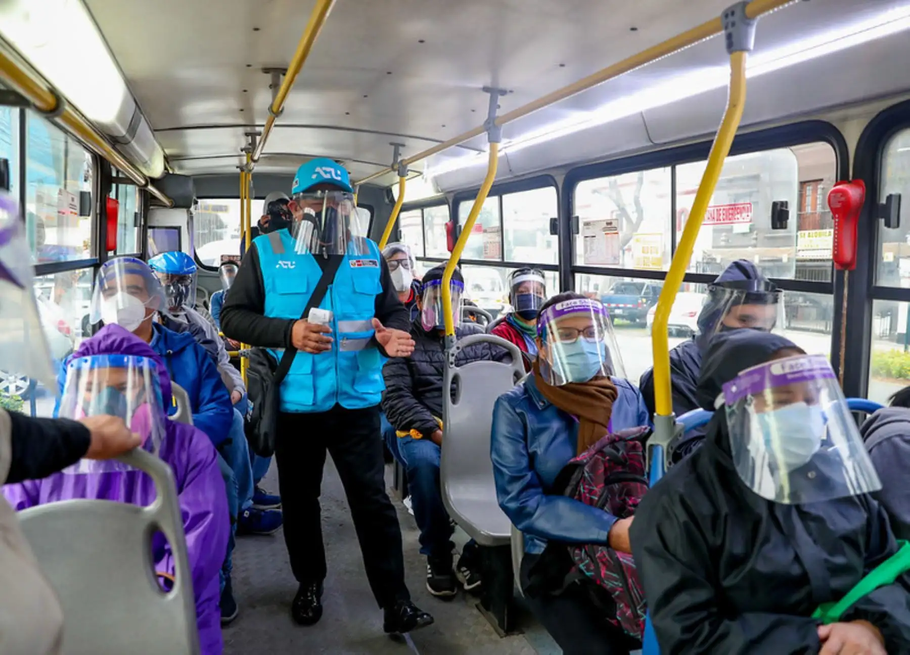Un equipo de orientadores difundió recomendaciones sanitarias a pasajeros, conductores y ciclistas. Foto: Cortesía