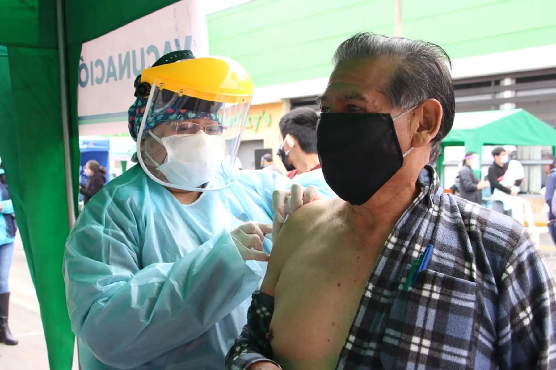La Dirección de Redes Integradas de Salud Lima Este, pone en marcha el plan de intervención “TB Móvil” con la finalidad de disminuir la brecha de detección de casos Tuberculosis, ejecutada por la Dirección de Prevención y Control de TBC del Minsa, a través de la DIRIS Lima Este. A su vez se realizó una campaña integral de vacunación de neumococo e influenza, tamizaje de VIH, tratamiento de anemia para niños y planificación familiar. Foto: Diris Lima Este