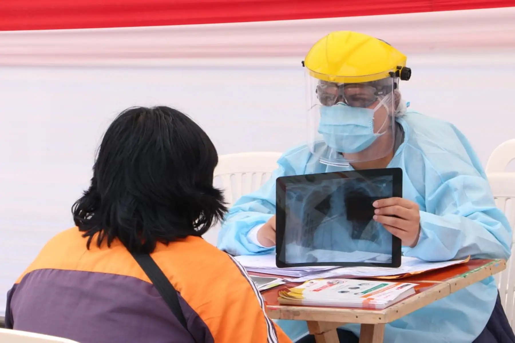 La Dirección de Redes Integradas de Salud Lima Este, pone en marcha el plan de intervención “TB Móvil” con la finalidad de disminuir la brecha de detección de casos Tuberculosis, ejecutada por la Dirección de Prevención y Control de TBC del Minsa, a través de la DIRIS Lima Este. A su vez se realizó una campaña integral de vacunación de neumococo e influenza, tamizaje de VIH, tratamiento de anemia para niños y planificación familiar. Foto: Diris Lima Este