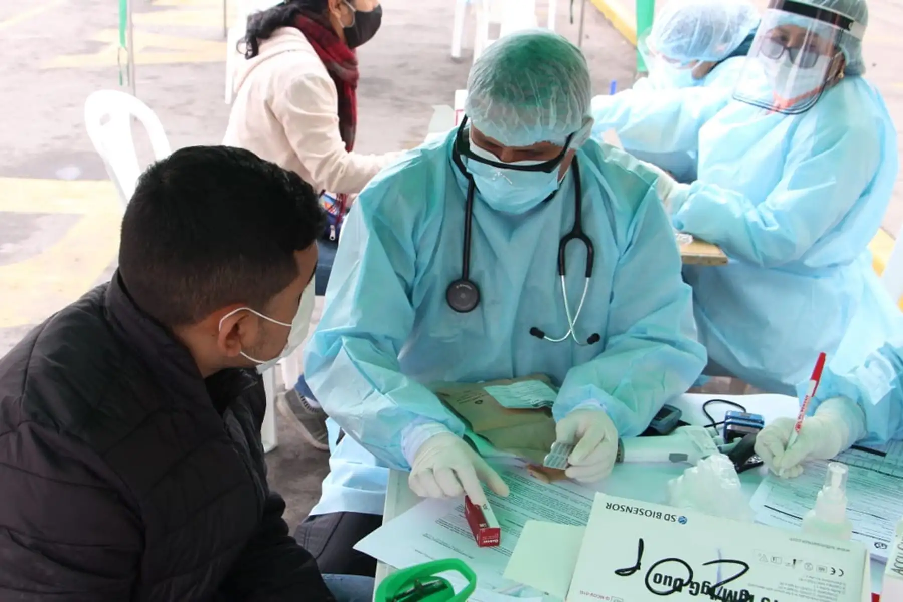 La Dirección de Redes Integradas de Salud Lima Este, pone en marcha el plan de intervención “TB Móvil” con la finalidad de disminuir la brecha de detección de casos Tuberculosis, ejecutada por la Dirección de Prevención y Control de TBC del Minsa, a través de la DIRIS Lima Este. A su vez se realizó una campaña integral de vacunación de neumococo e influenza, tamizaje de VIH, tratamiento de anemia para niños y planificación familiar. Foto: Diris Lima Este