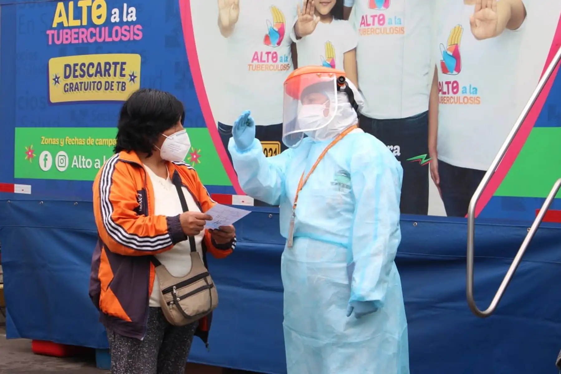 La Dirección de Redes Integradas de Salud Lima Este, pone en marcha el plan de intervención “TB Móvil” con la finalidad de disminuir la brecha de detección de casos Tuberculosis, ejecutada por la Dirección de Prevención y Control de TBC del Minsa, a través de la DIRIS Lima Este. A su vez se realizó una campaña integral de vacunación de neumococo e influenza, tamizaje de VIH, tratamiento de anemia para niños y planificación familiar. Foto: Diris Lima Este