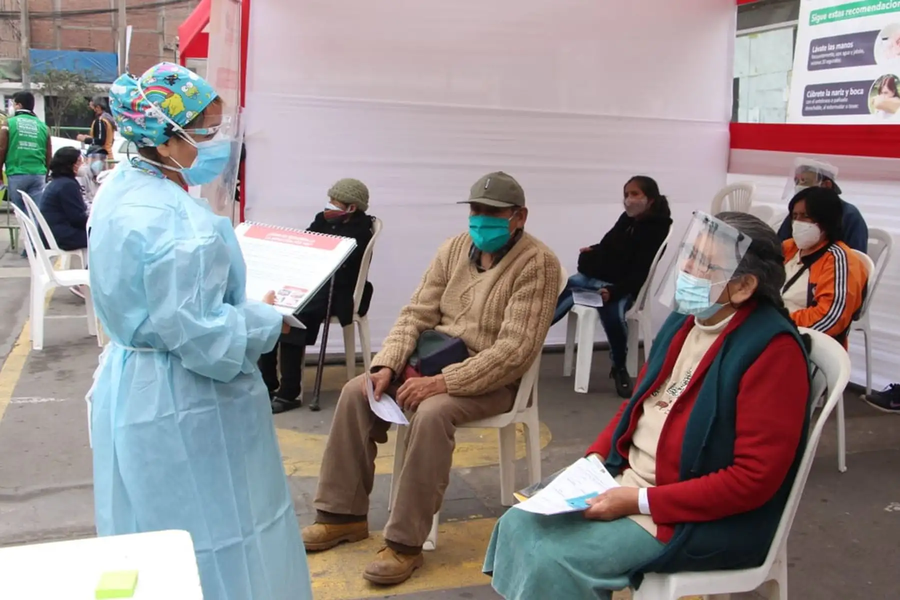 La Dirección de Redes Integradas de Salud Lima Este, pone en marcha el plan de intervención “TB Móvil” con la finalidad de disminuir la brecha de detección de casos Tuberculosis, ejecutada por la Dirección de Prevención y Control de TBC del Minsa, a través de la DIRIS Lima Este. A su vez se realizó una campaña integral de vacunación de neumococo e influenza, tamizaje de VIH, tratamiento de anemia para niños y planificación familiar. Foto: Diris Lima Este
