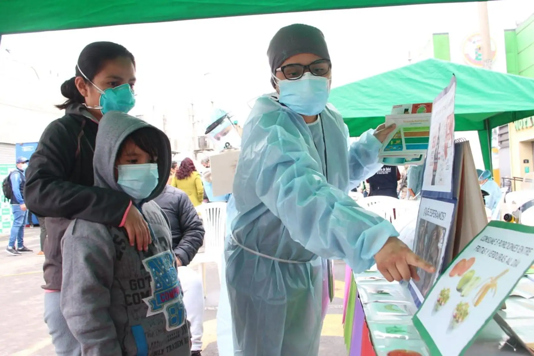 La Dirección de Redes Integradas de Salud Lima Este, pone en marcha el plan de intervención “TB Móvil” con la finalidad de disminuir la brecha de detección de casos Tuberculosis, ejecutada por la Dirección de Prevención y Control de TBC del Minsa, a través de la DIRIS Lima Este. A su vez se realizó una campaña integral de vacunación de neumococo e influenza, tamizaje de VIH, tratamiento de anemia para niños y planificación familiar. Foto: Diris Lima Este