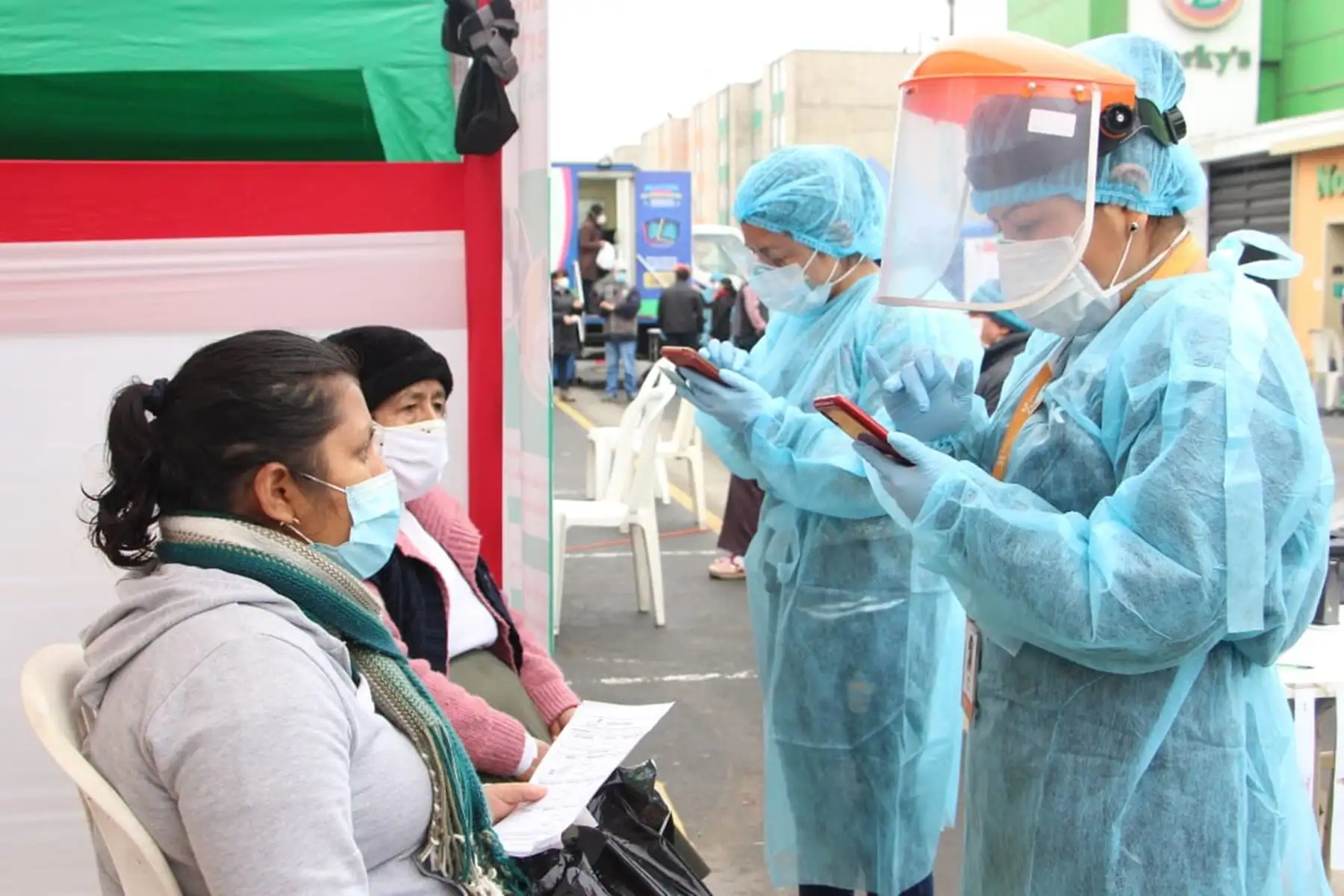 La Dirección de Redes Integradas de Salud Lima Este, pone en marcha el plan de intervención “TB Móvil” con la finalidad de disminuir la brecha de detección de casos Tuberculosis, ejecutada por la Dirección de Prevención y Control de TBC del Minsa, a través de la DIRIS Lima Este. A su vez se realizó una campaña integral de vacunación de neumococo e influenza, tamizaje de VIH, tratamiento de anemia para niños y planificación familiar. Foto: Diris Lima Este