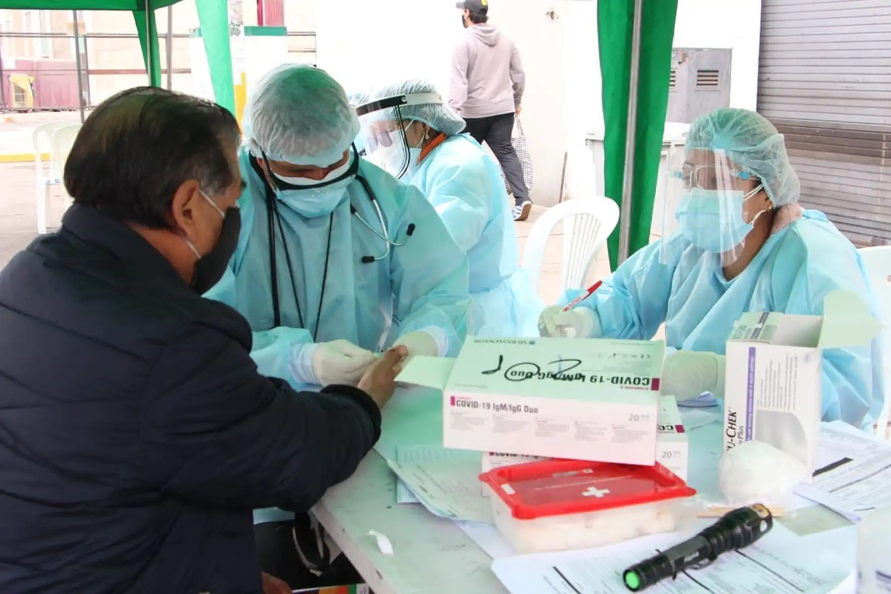 La Dirección de Redes Integradas de Salud Lima Este, pone en marcha el plan de intervención “TB Móvil” con la finalidad de disminuir la brecha de detección de casos Tuberculosis, ejecutada por la Dirección de Prevención y Control de TBC del Minsa, a través de la DIRIS Lima Este. A su vez se realizó una campaña integral de vacunación de neumococo e influenza, tamizaje de VIH, tratamiento de anemia para niños y planificación familiar. Foto: Diris Lima Este