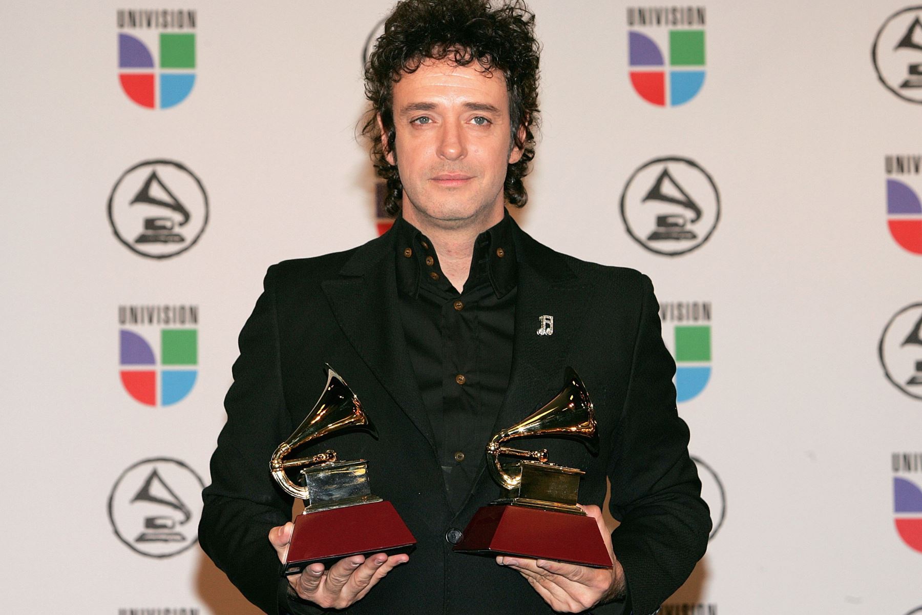 Gustavo Cerati posa con sus premios al "Mejor álbum vocal solista de rock" y "Mejor canción de rock" en la sala de prensa en la 7ma entrega anual de los Latin Grammy en el Madison Square Garden el 2 de noviembre de 2006 .
Foto.AFP