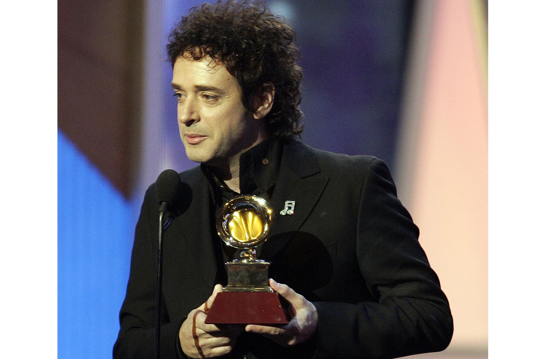 El ganador de la mejor canción de rock, Gustavo Cerati, acepta su premio durante la séptima presentación anual previa a la transmisión de los Premios Grammy Latinos en el Madison Square Garden el 2 de noviembre de 2006. 
Foto:AFP