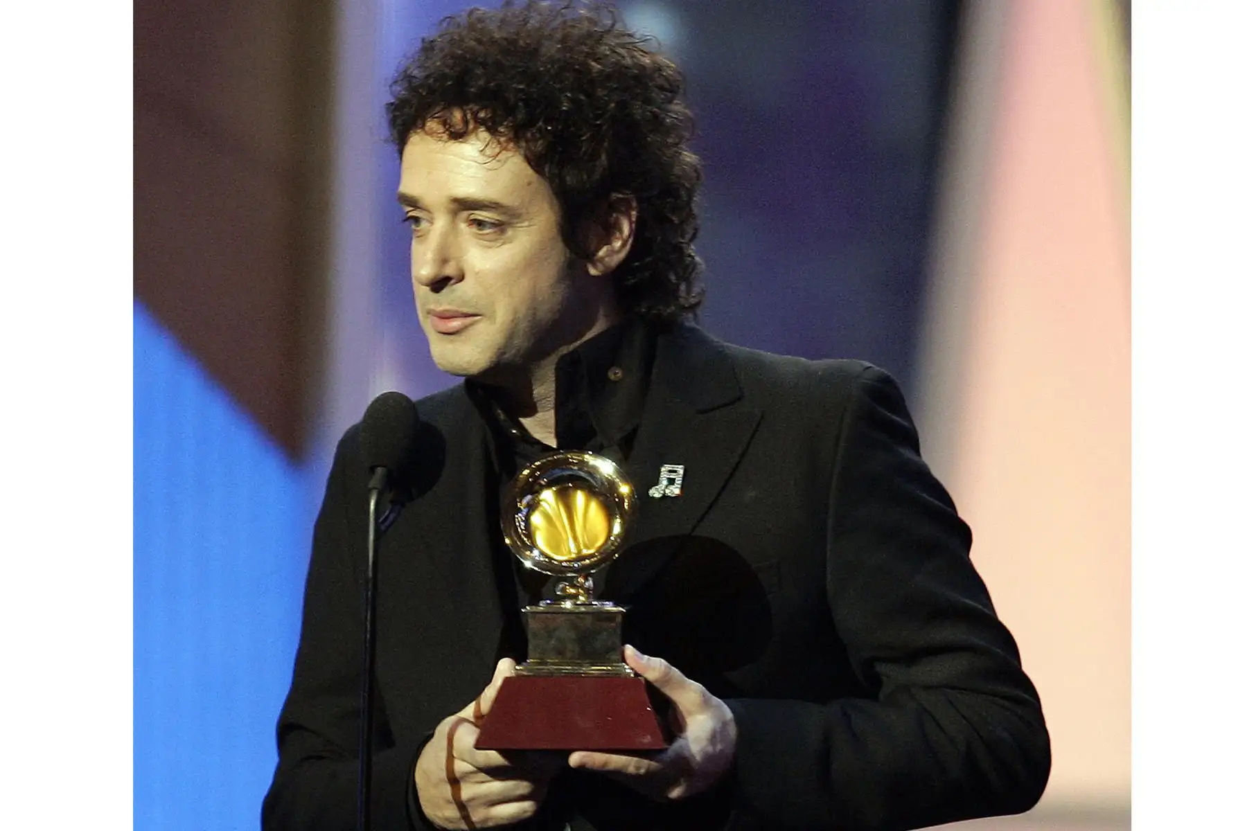 El ganador de la mejor canción de rock, Gustavo Cerati, acepta su premio durante la séptima presentación anual previa a la transmisión de los Premios Grammy Latinos en el Madison Square Garden el 2 de noviembre de 2006. 
Foto:AFP