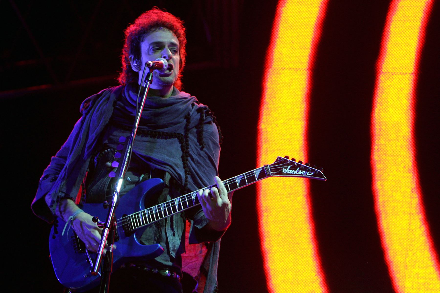 Gustavo Cerati, de la banda de rock argentina Soda Stereo, se presenta durante su concierto de la gira 2007 "Me Veras Volver", el 24 de noviembre de 2007, en Bogotá. 
Foto.AFP