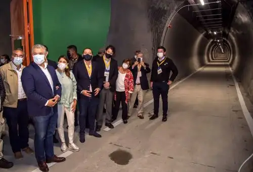 Imagen difundida por la oficina de prensa de la Presidencia colombiana del presidente Iván Duque durante la inauguración de un túnel que atraviesa la Cordillera de los Andes en Quindío, Colombia. Foto: AFP