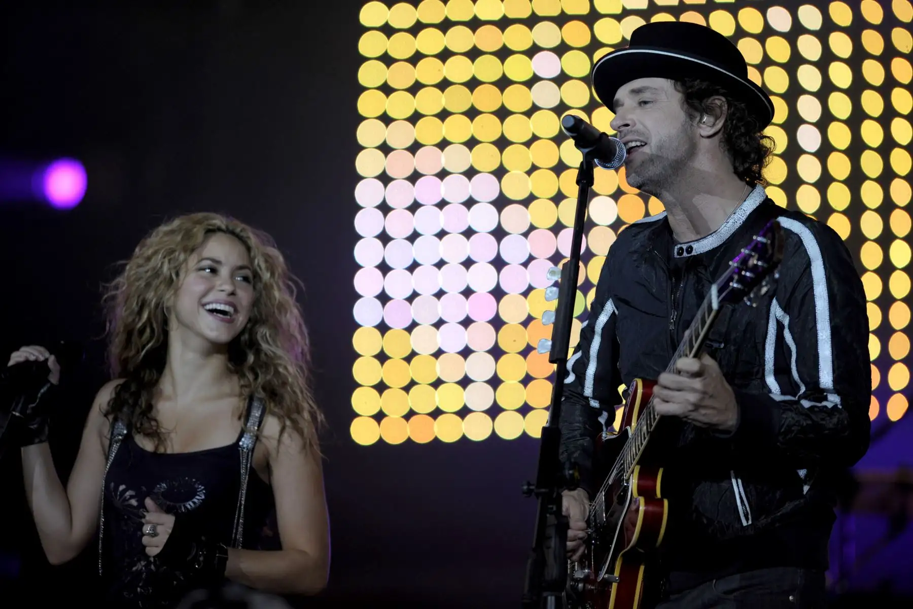 La cantante colombiana Shakira y el argentino Gustavo Cerati se presentan durante un concierto benéfico de ALAS celebrado en Buenos Aires el 17 de mayo de 2008.
Foto:AFP