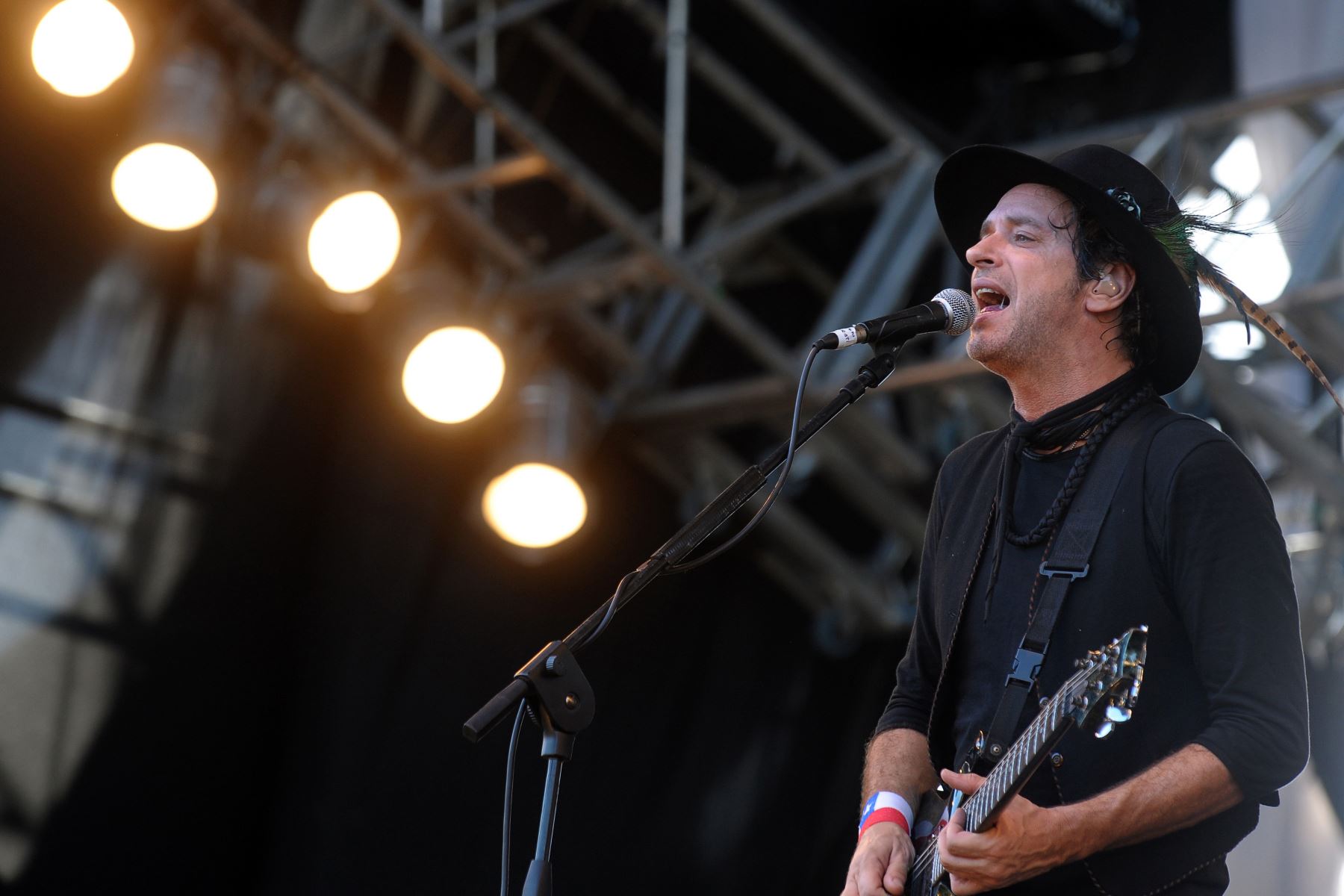 El músico argentino Gustavo Cerati se presenta durante el concierto solidario "Argentina abraza a Chile" en el parque de Palermo, Buenos Aires, el 13 de marzo de 2010. 
Foto: AFP