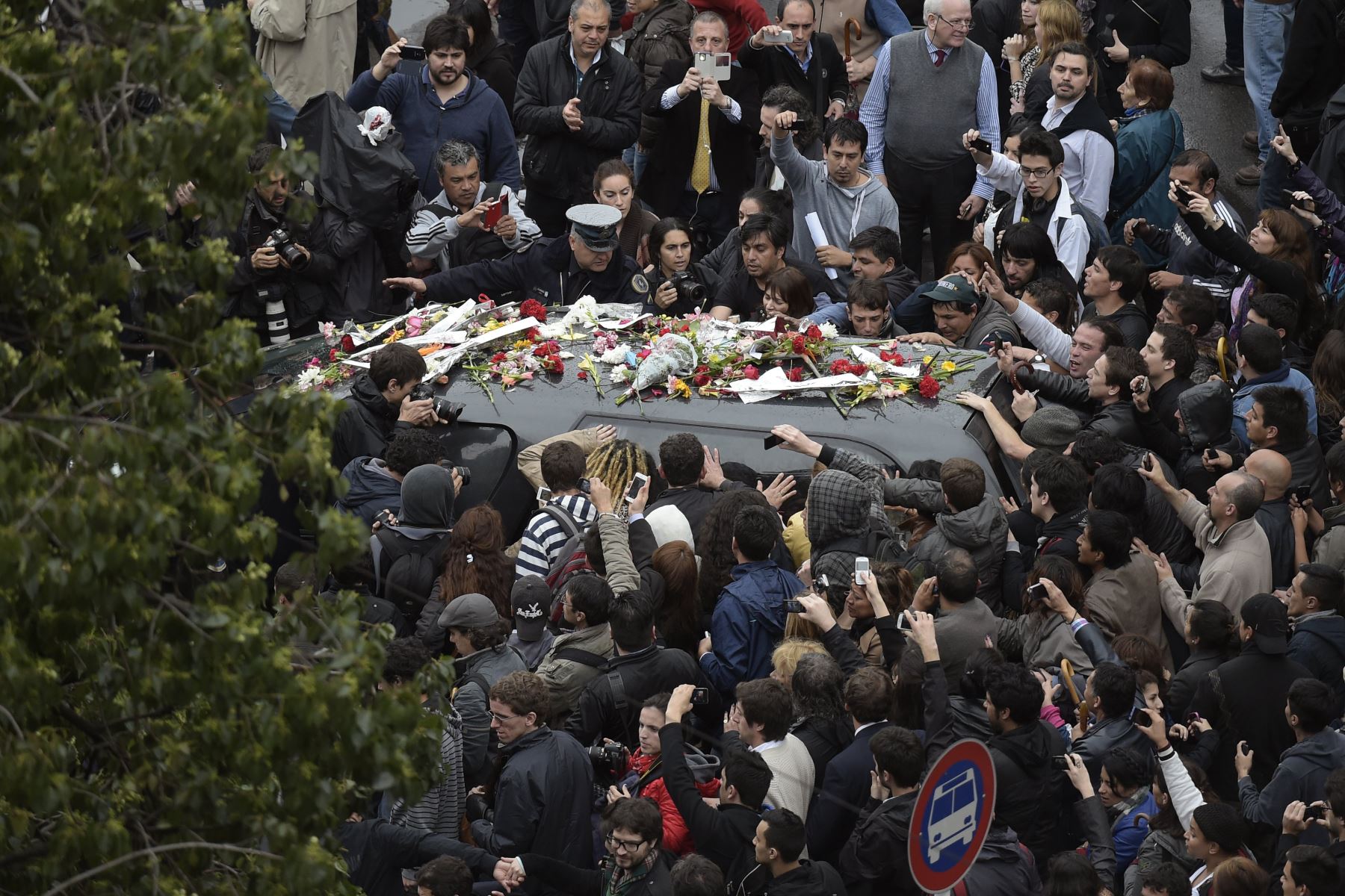 Los fanáticos dan su última despedida al artista argentino Gustavo Cerati, durante su funeral en Buenos Aires el 5 de septiembre de 2014. Cerati murió el 4 de septiembre, más de cuatro años en coma después de sufrir un derrame cerebral después de una actuación en Venezuela.
Foto.AFP