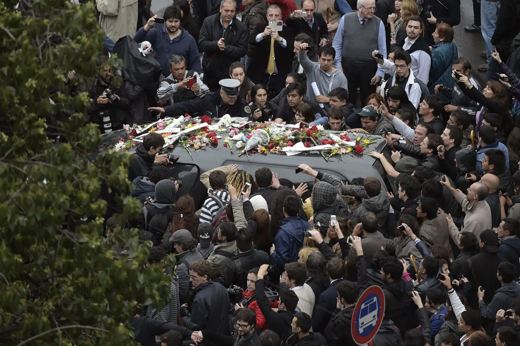 Los fanáticos dan su última despedida al artista argentino Gustavo Cerati, durante su funeral en Buenos Aires el 5 de septiembre de 2014. Cerati murió el 4 de septiembre, más de cuatro años en coma después de sufrir un derrame cerebral después de una actuación en Venezuela.
Foto.AFP