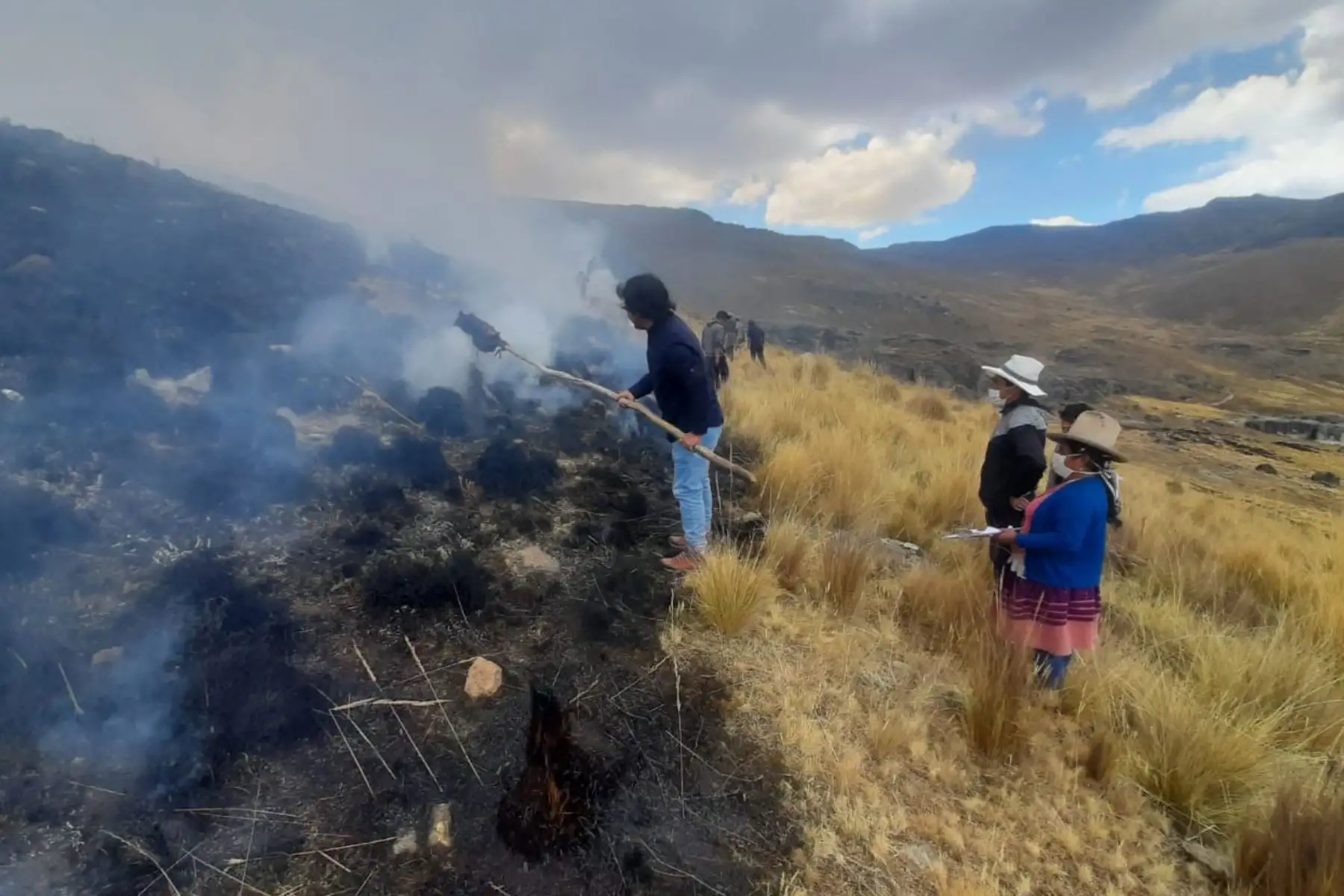 Incendio forestal en la zona rural de la región Áncash.