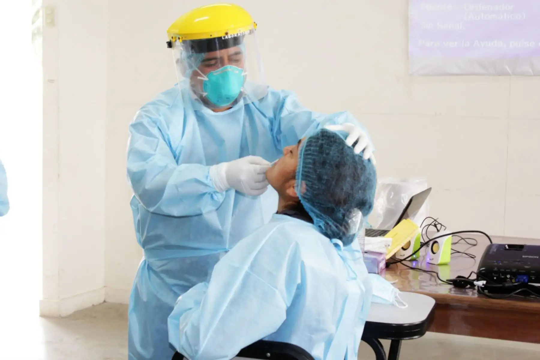 Como parte del proyecto de cooperación “Medidas urgentes de contención de la propagación de la infección y fortalecimiento de las capacidades del gobierno regional para enfrentar la emergencia sanitaria por covid-19”, la OPS donó pruebas moleculares al Hospital La Caleta de Chimbote. Foto: ANDINA/Difusión