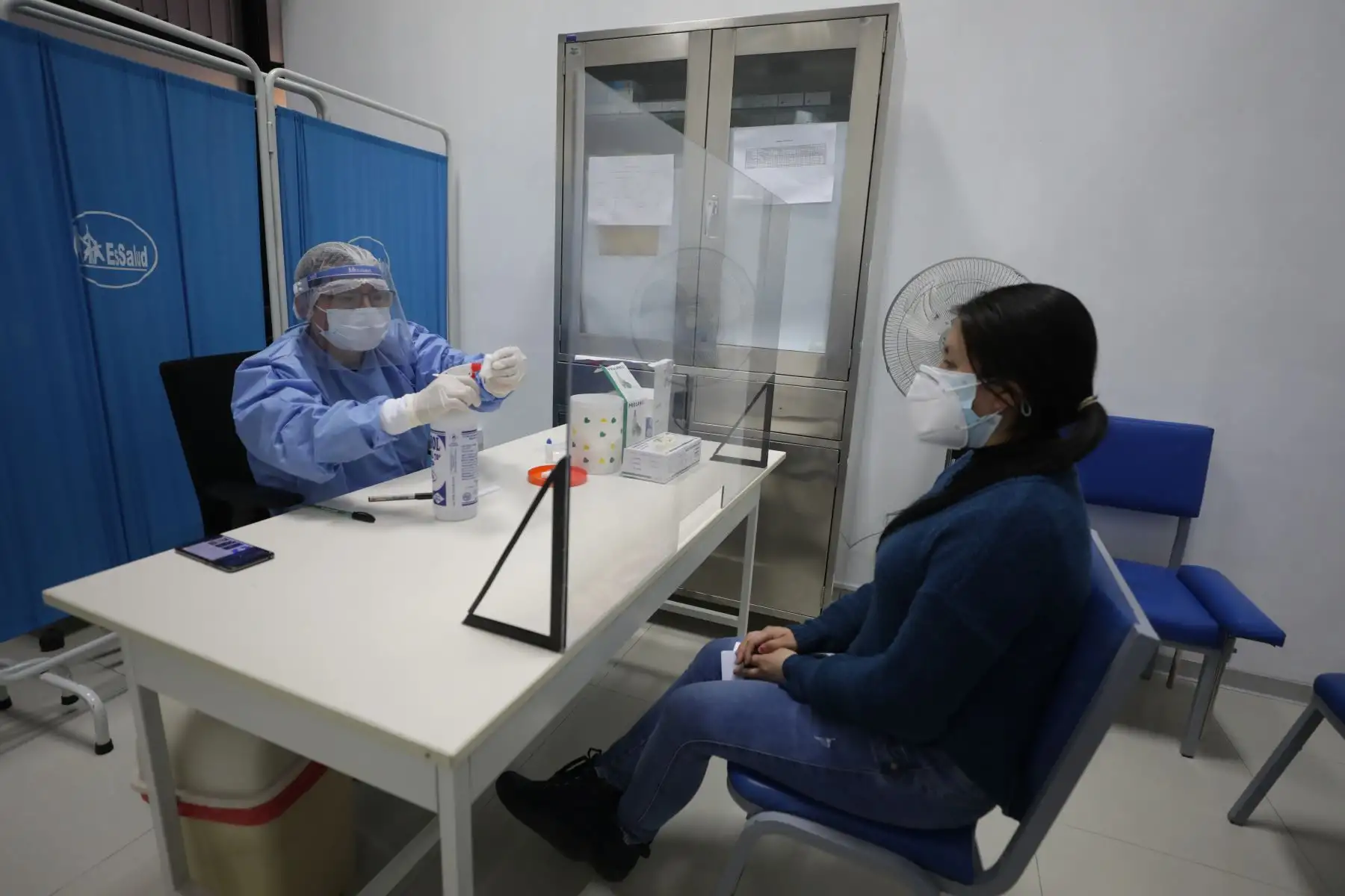 El COP Arenales cuenta con equipamiento y personal especializado que se encargará de realizar la detección precoz y atención oportuna para el tratamiento de cáncer de cuello uterino, mama, colon, próstata y otros tipos de enfermedades oncológicas.
Foto: Essalud