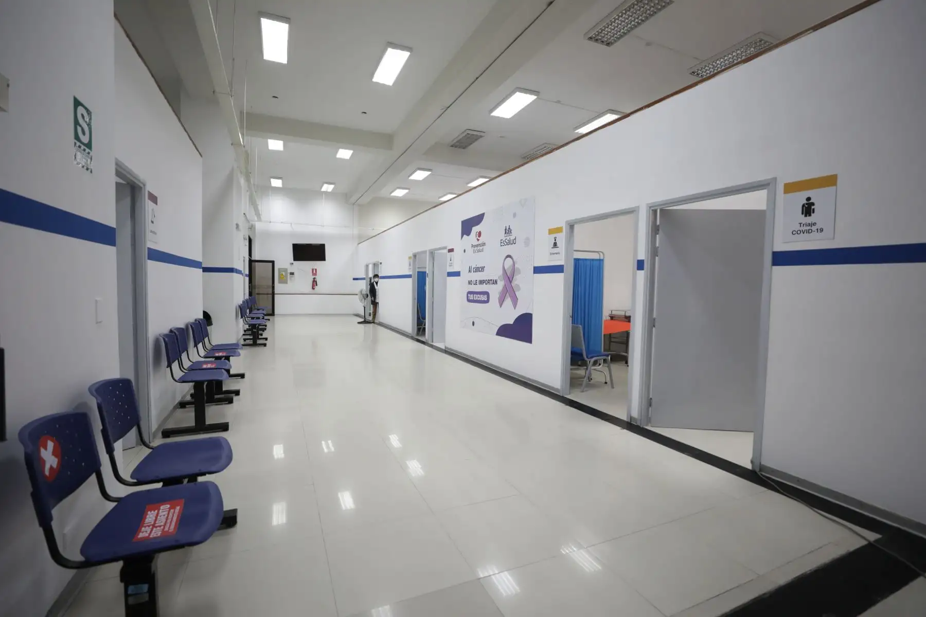 El centro preventivo dispone de 10 consultorios para la atención ambulatoria de pacientes, una sala de diagnóstico con imágenes en las que se realizan radiografías, así como un ambiente para la toma de muestras de laboratorio.
Foto: Essalud