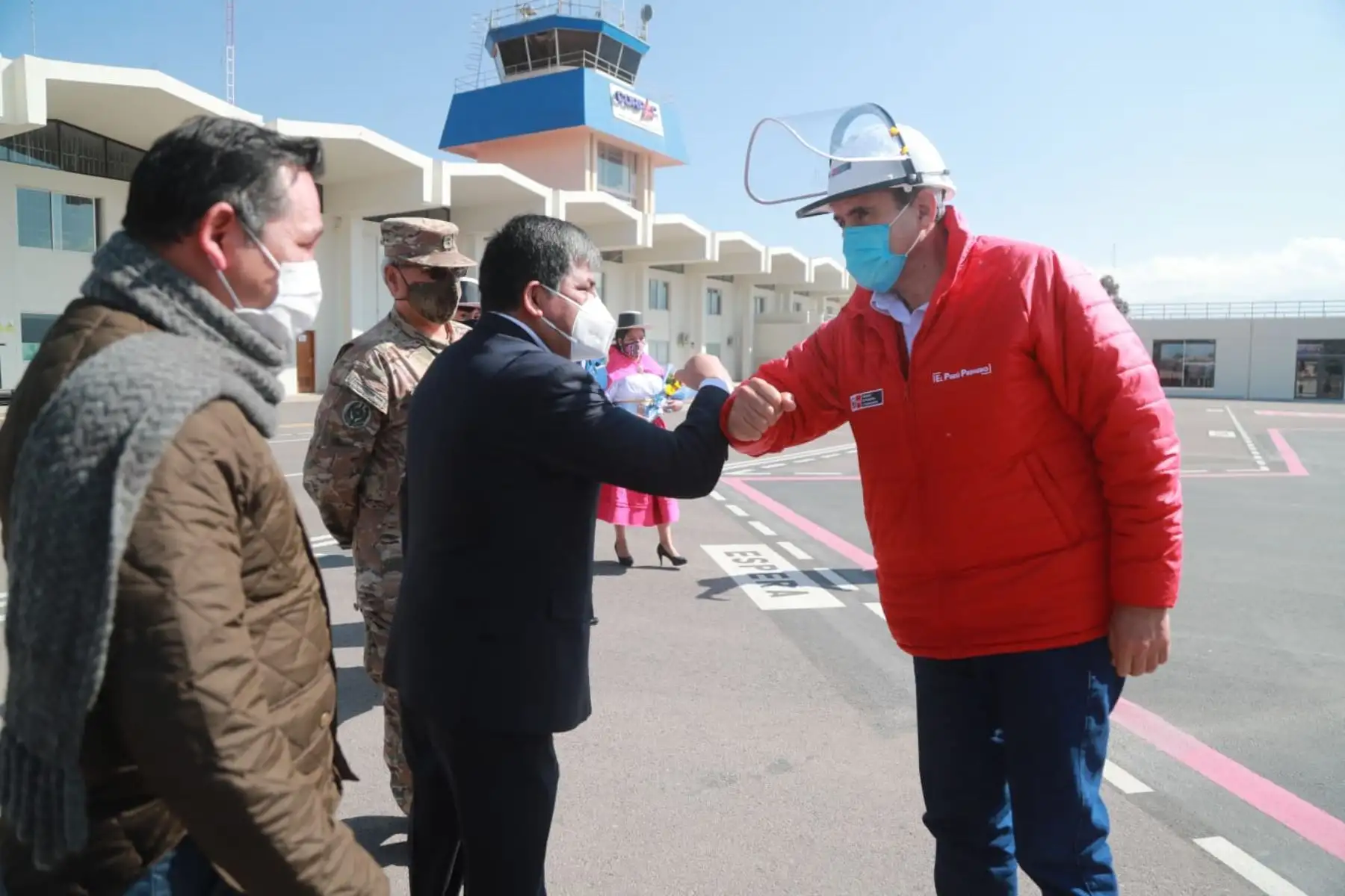 El ministro de Transportes y Comunicaciones, Carlos Estremadoyro, llegó a la región Ayacucho para entregar el primer lote de tabletas electrónicas para escolares y profesores de instituciones educativas de la región, a fin de que puedan acceder a la plataforma Aprendo en Casa. Foto: ANDINA/difusión.
