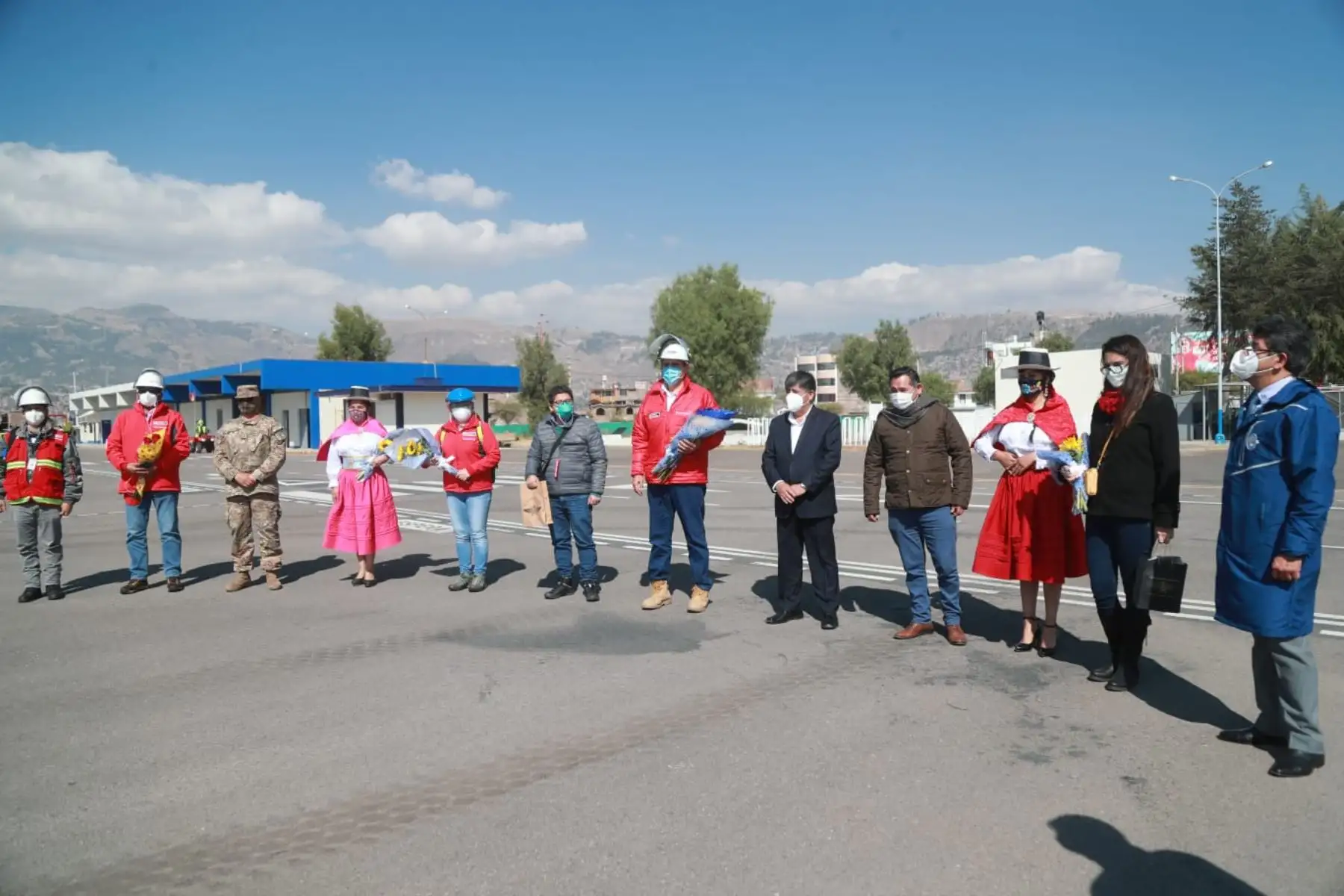 El ministro de Transportes y Comunicaciones, Carlos Estremadoyro, llegó esta mañana a Ayacucho para hacer entrega del primer lote de tabletas para escolares y profesores de instituciones educativas de la región. Foto: ANDINA/MTC