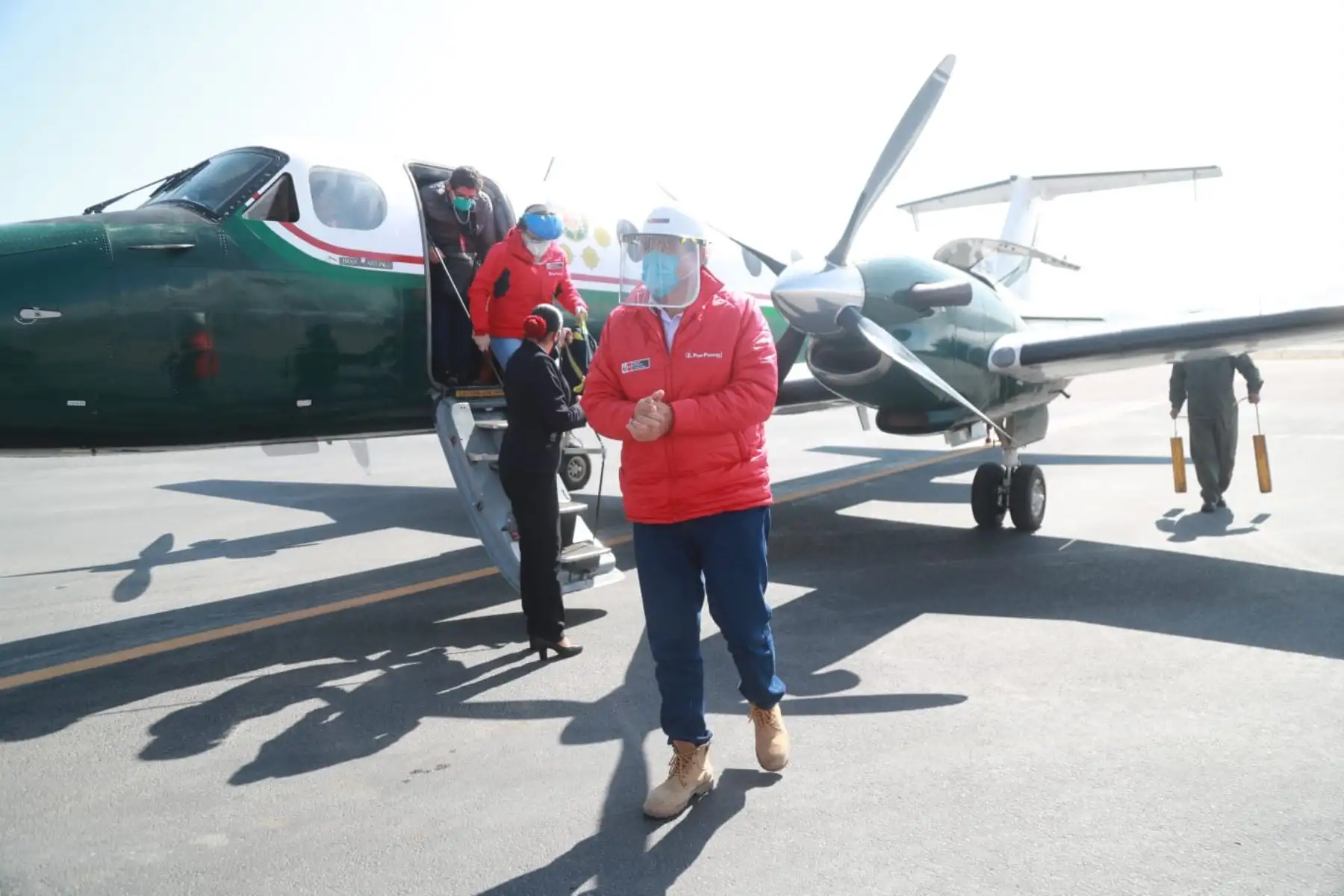 El ministro de Transportes y Comunicaciones, Carlos Estremadoyro, llegó esta mañana a Ayacucho para hacer entrega del primer lote de tabletas para escolares y profesores de instituciones educativas de la región. Foto: ANDINA/MTC
